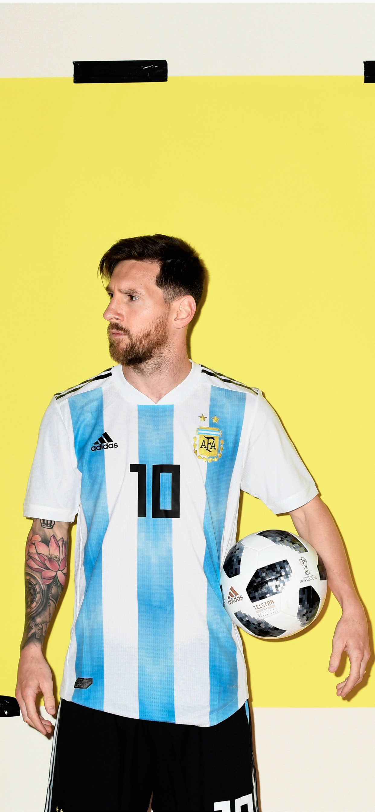 Обои Лионель Месси, ФК Барселона, ЧМ 2018, желтый, иллюстрация в разрешении 1242x2688