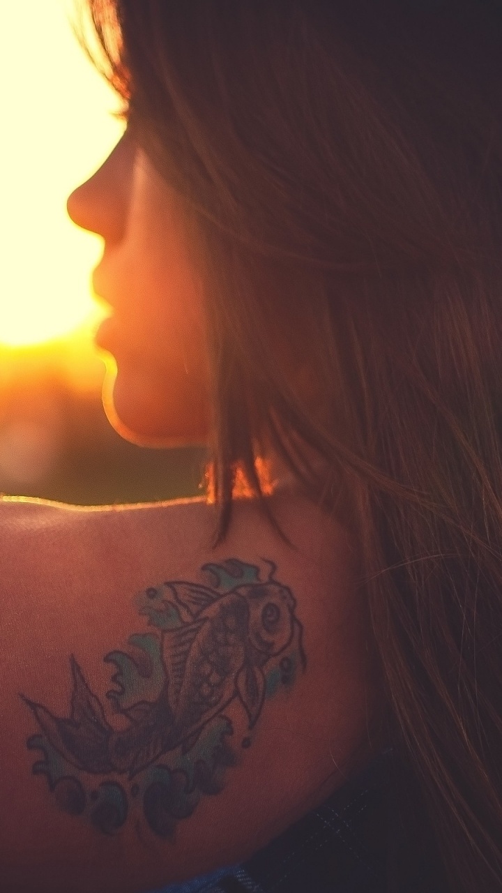 Обои блондин, волосы, плечо, солнечный свет, шея в разрешении 720x1280