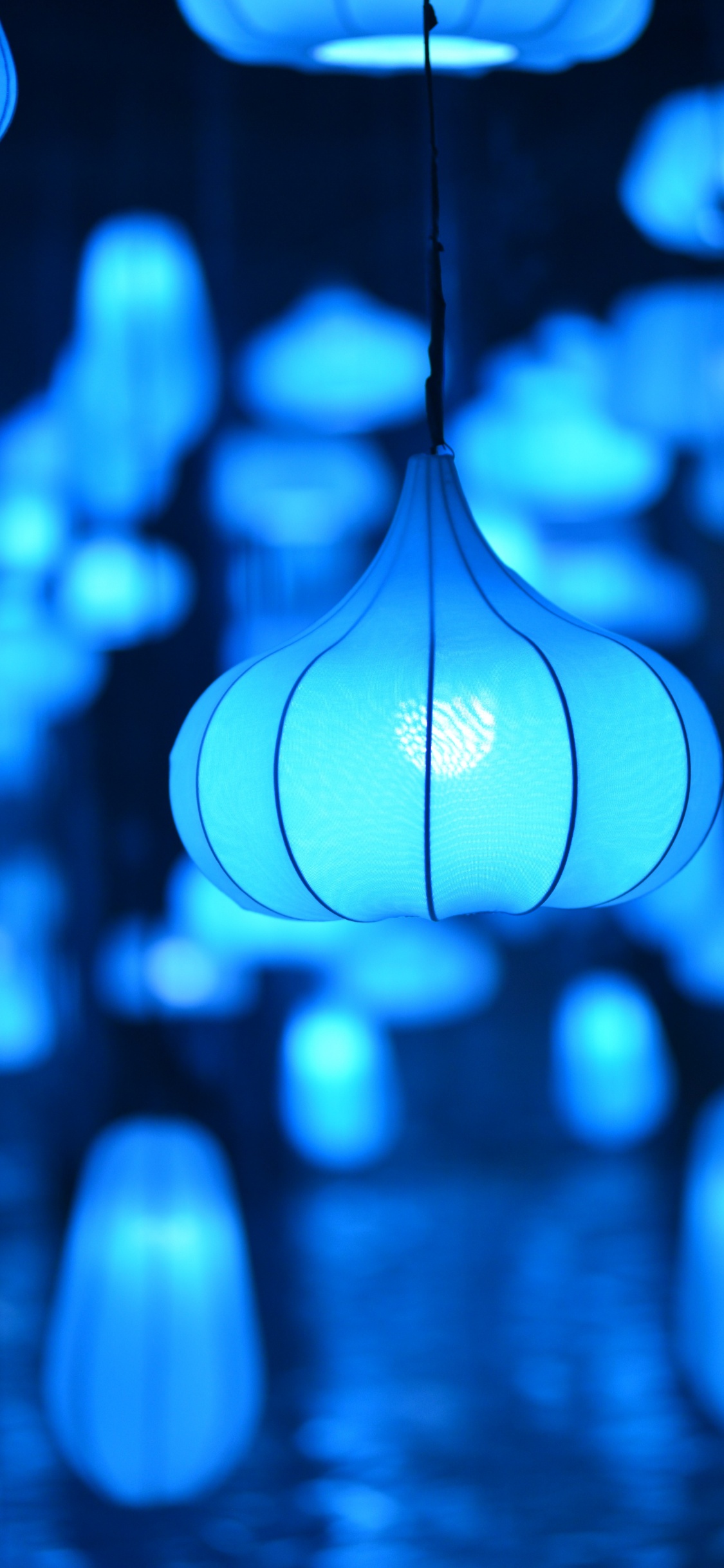 Обои вода, небо, круг, освещение, абажур в разрешении 1125x2436