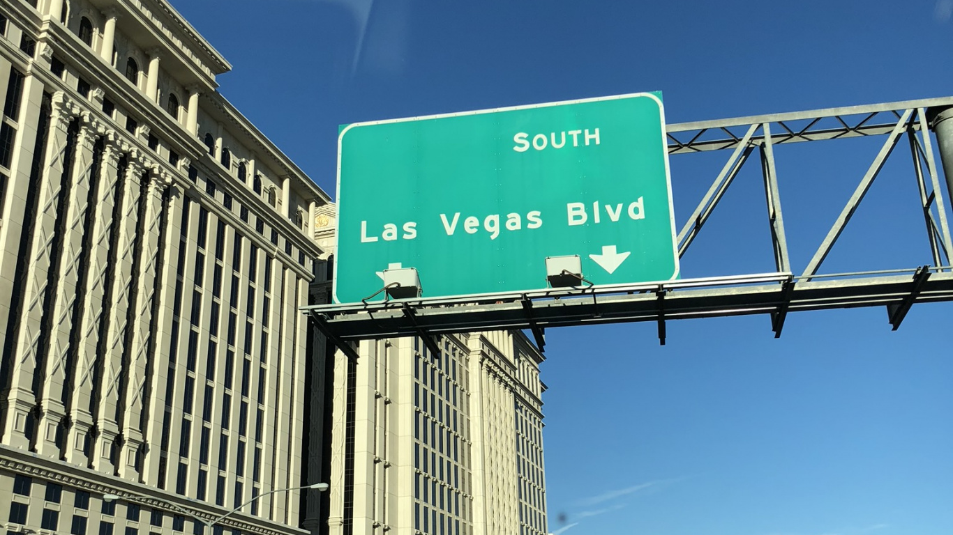 Обои дорога, дневное время, дорожное покрытие, инфраструктура, асфальт в разрешении 1366x768