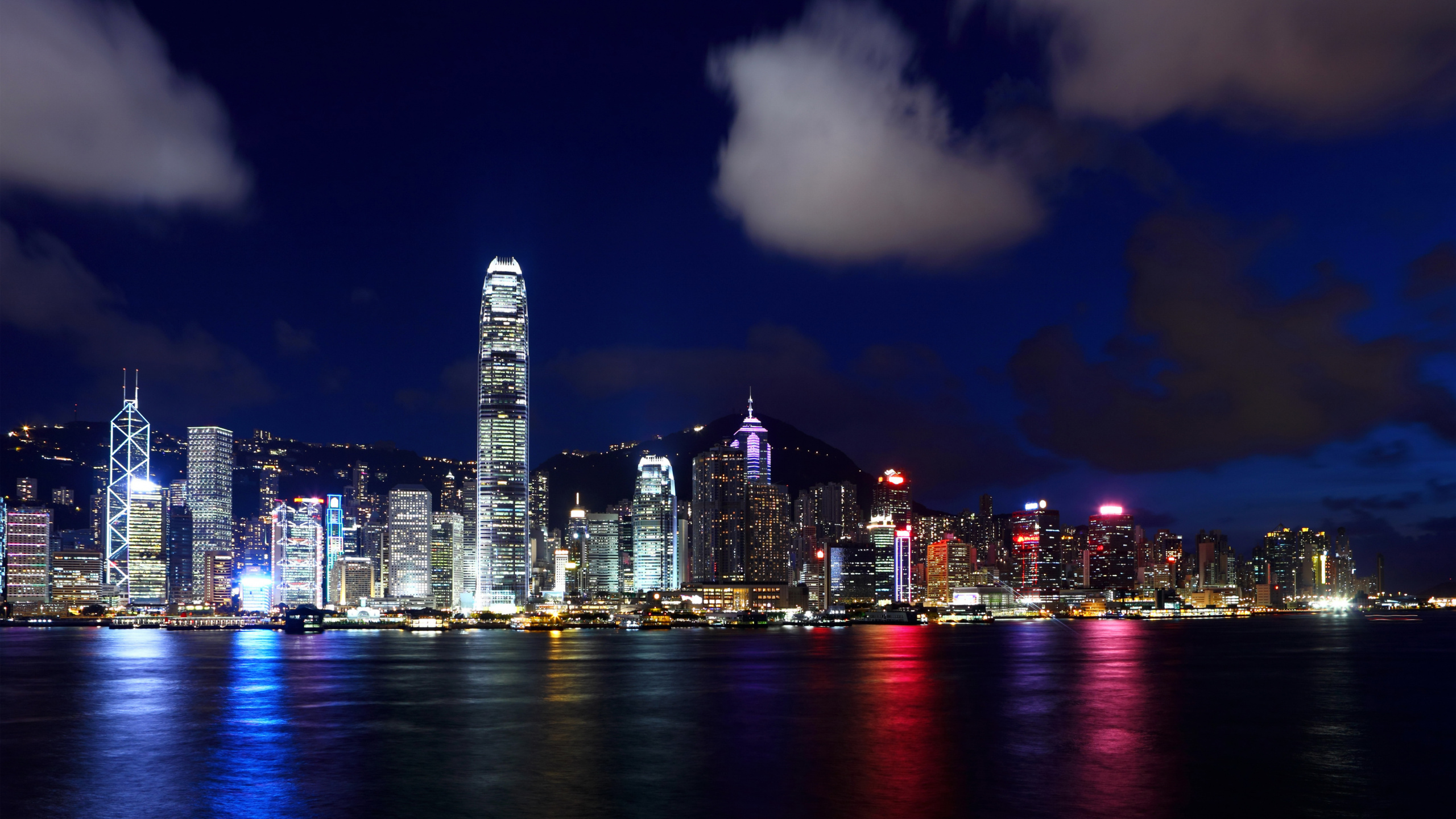 Обои Гавань Виктория, небоскреб, ночь, городской пейзаж, город в разрешении 2560x1440