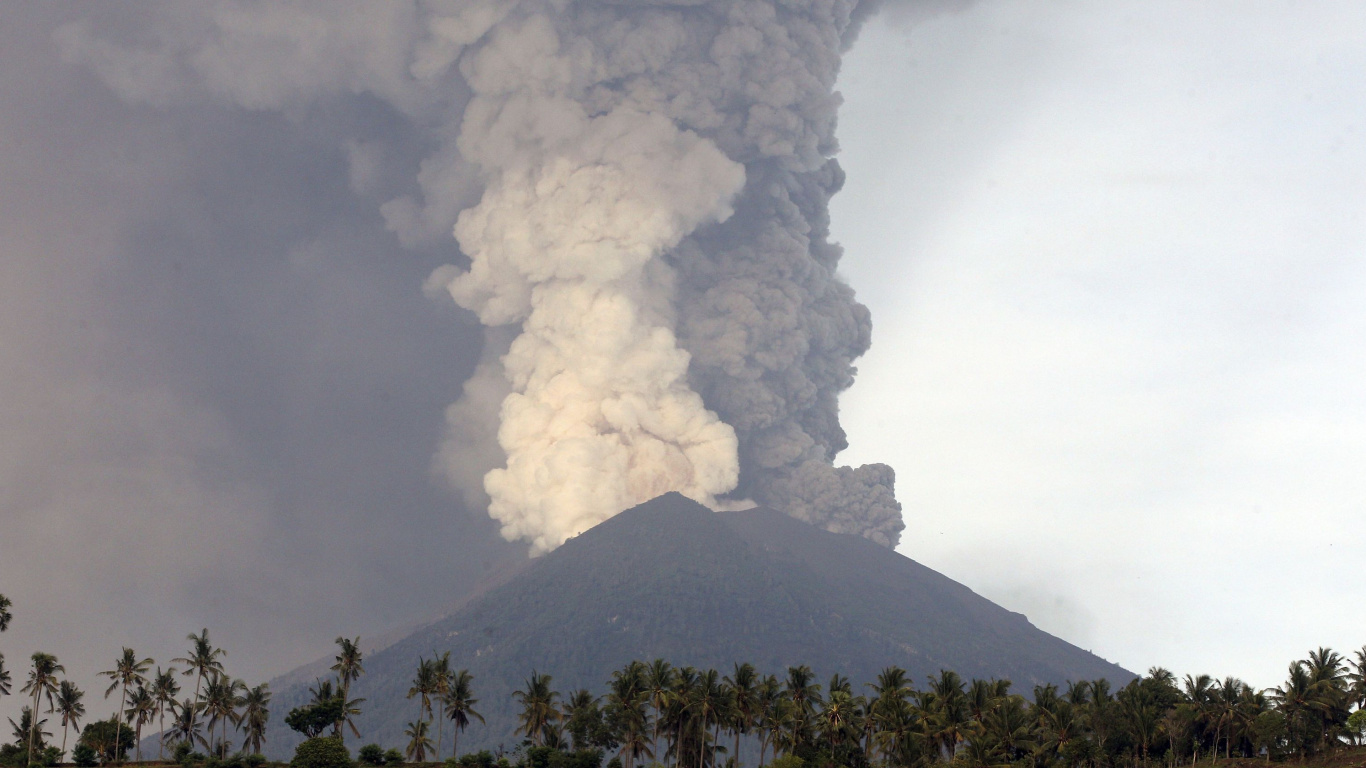 Обои Гора Агунг, Международный Аэропорт Нгурах-Рай, вулкан, вулканический пепел, типы вулканических извержений в разрешении 1366x768