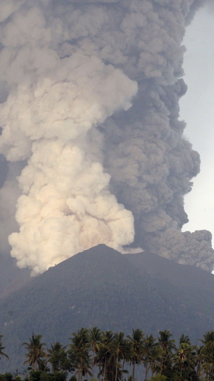 Обои Гора Агунг, Международный Аэропорт Нгурах-Рай, вулкан, вулканический пепел, типы вулканических извержений в разрешении 720x1280
