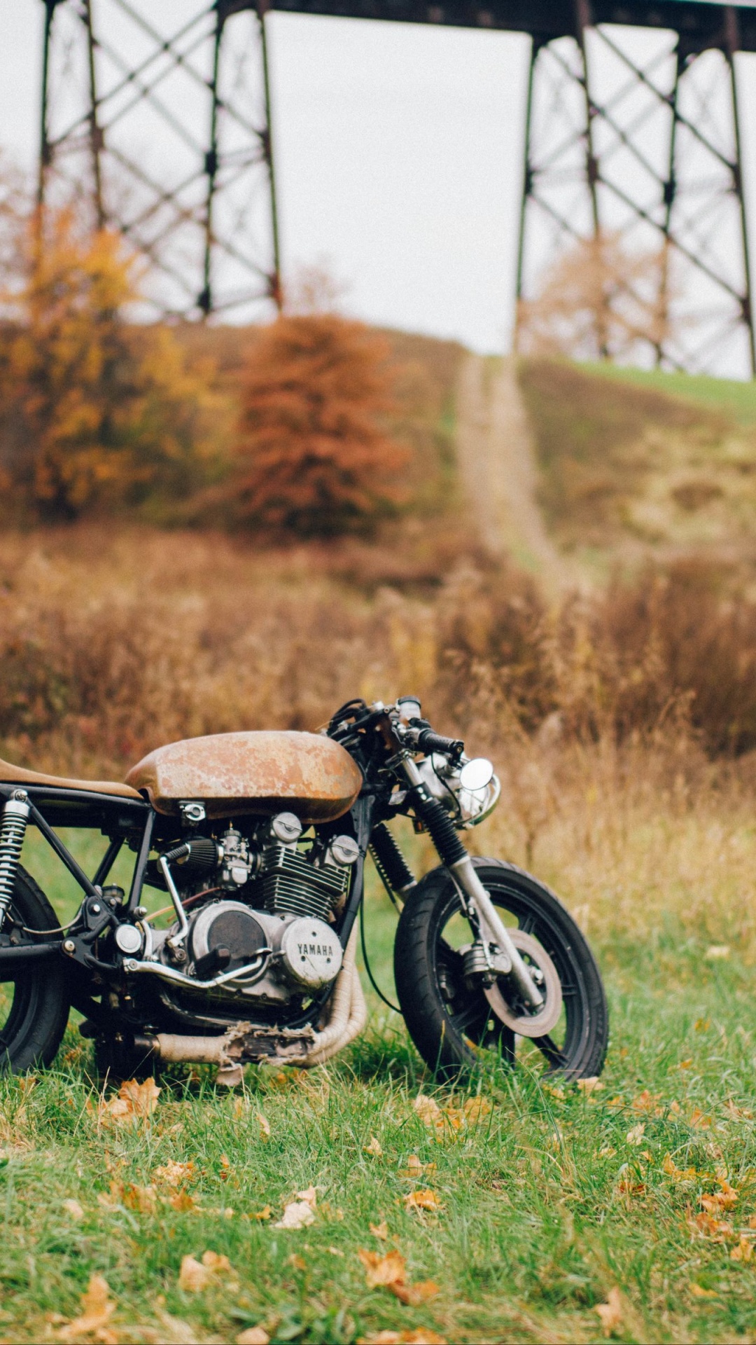 Обои крейсер, мотоциклетный шлем, мотоцикл, мотоспорт, Байерише Моторен Верке АГ в разрешении 1080x1920