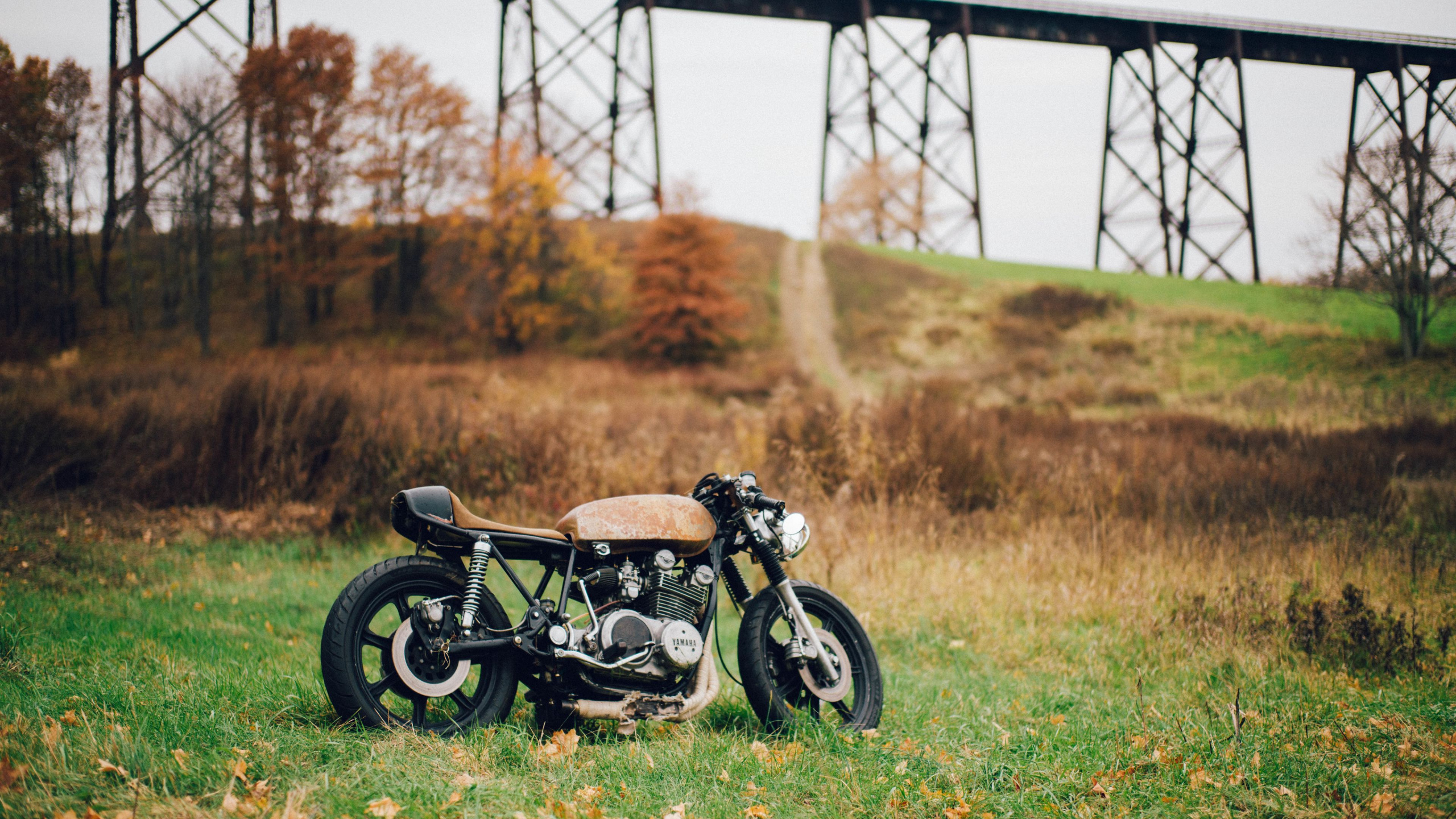 Обои крейсер, мотоциклетный шлем, мотоцикл, мотоспорт, Байерише Моторен Верке АГ в разрешении 2560x1440