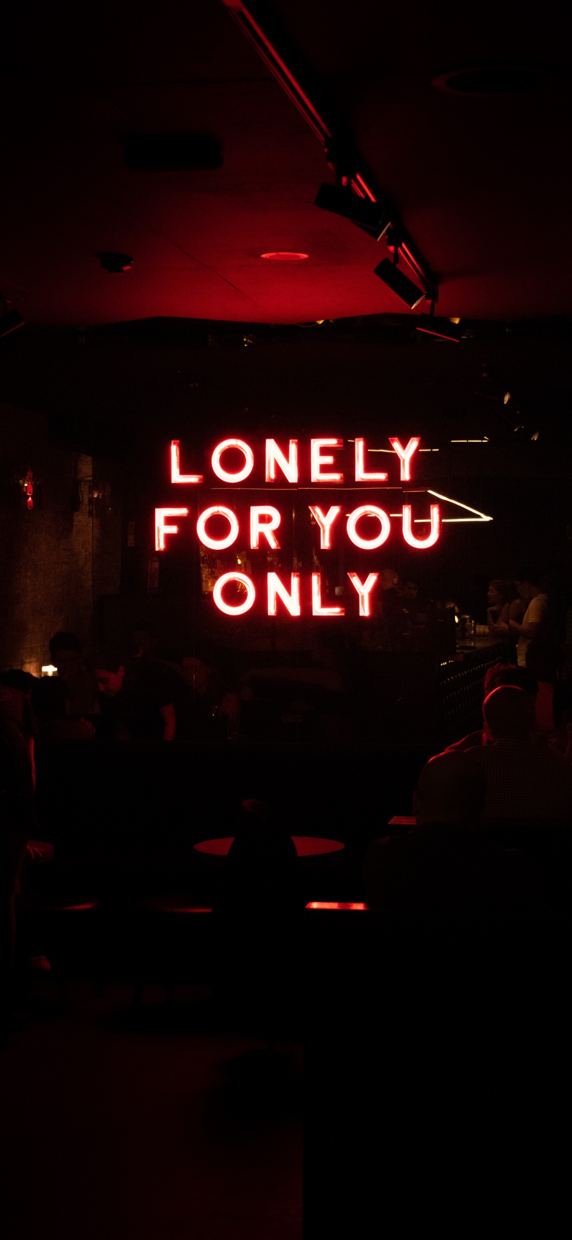 Обои красный цвет, неон, неоновая вывеска, комната, событие в разрешении 1125x2436