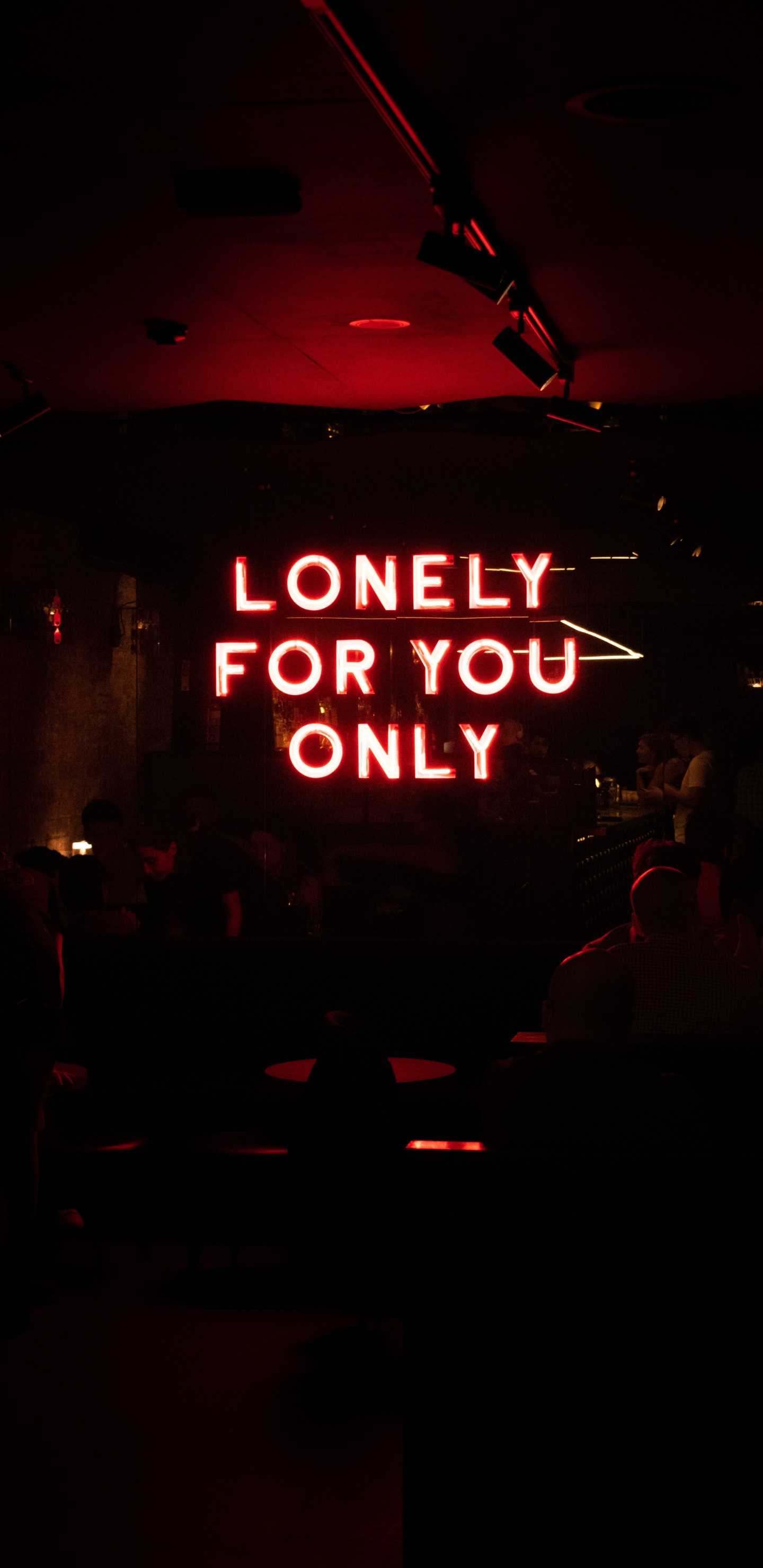 Обои красный цвет, неон, неоновая вывеска, комната, событие в разрешении 1440x2960