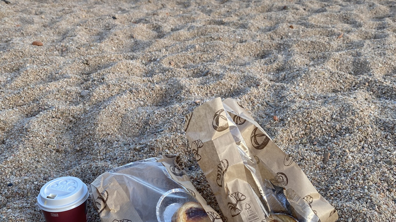 Обои песок, вода, почва, алюминиевая банка, пейзаж в разрешении 1366x768