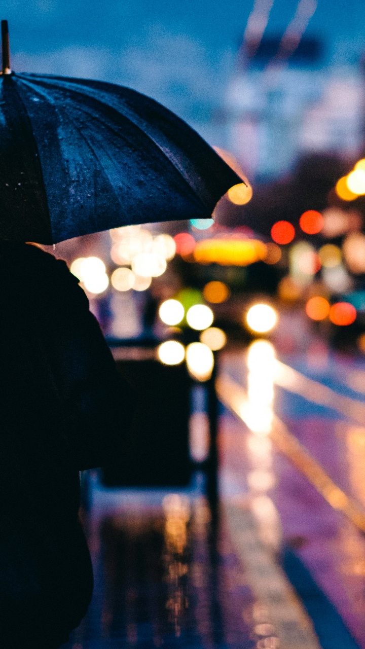 Обои дождь, свет, зонтик, автомобильное освещение, инфраструктура в разрешении 720x1280