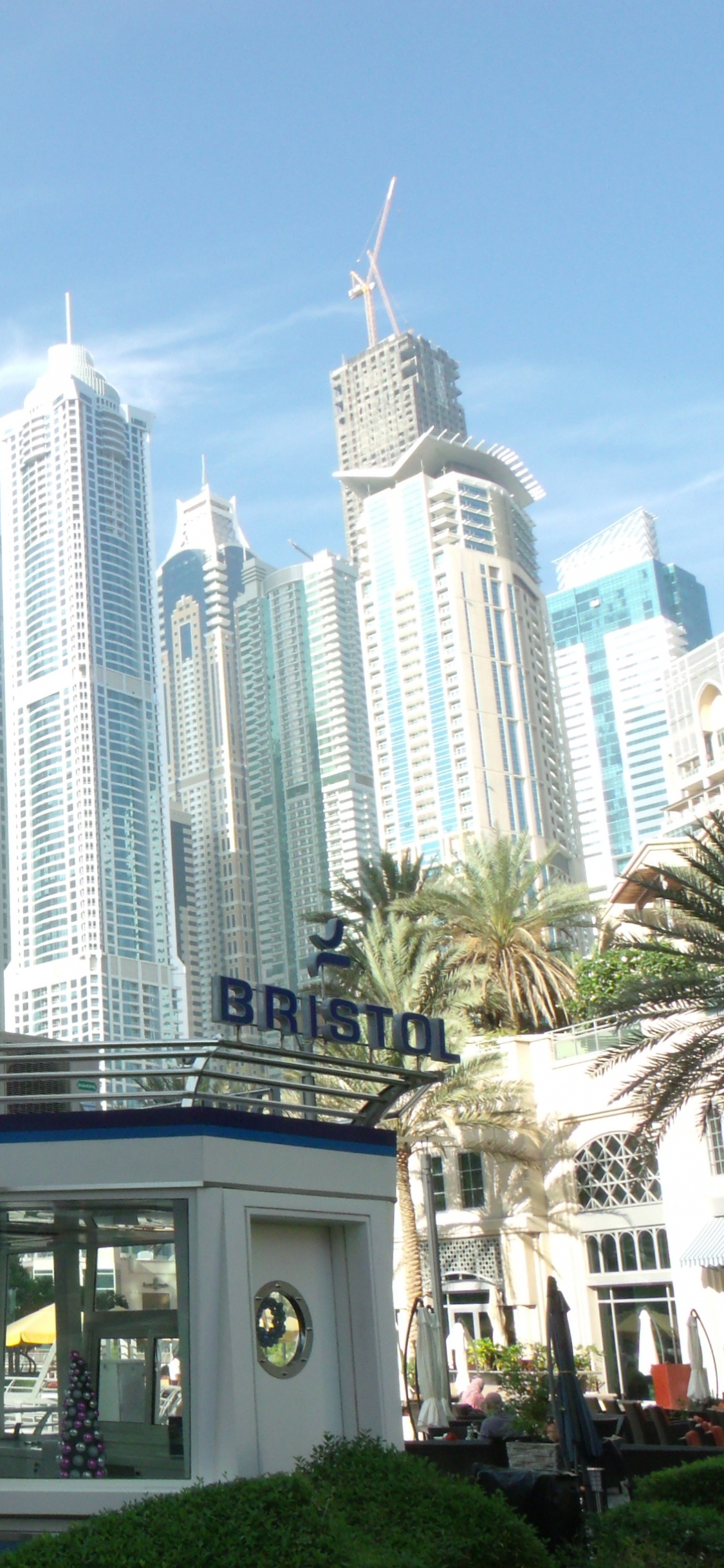 Обои небоскреб, вышка, дневное время, башня, город в разрешении 1125x2436