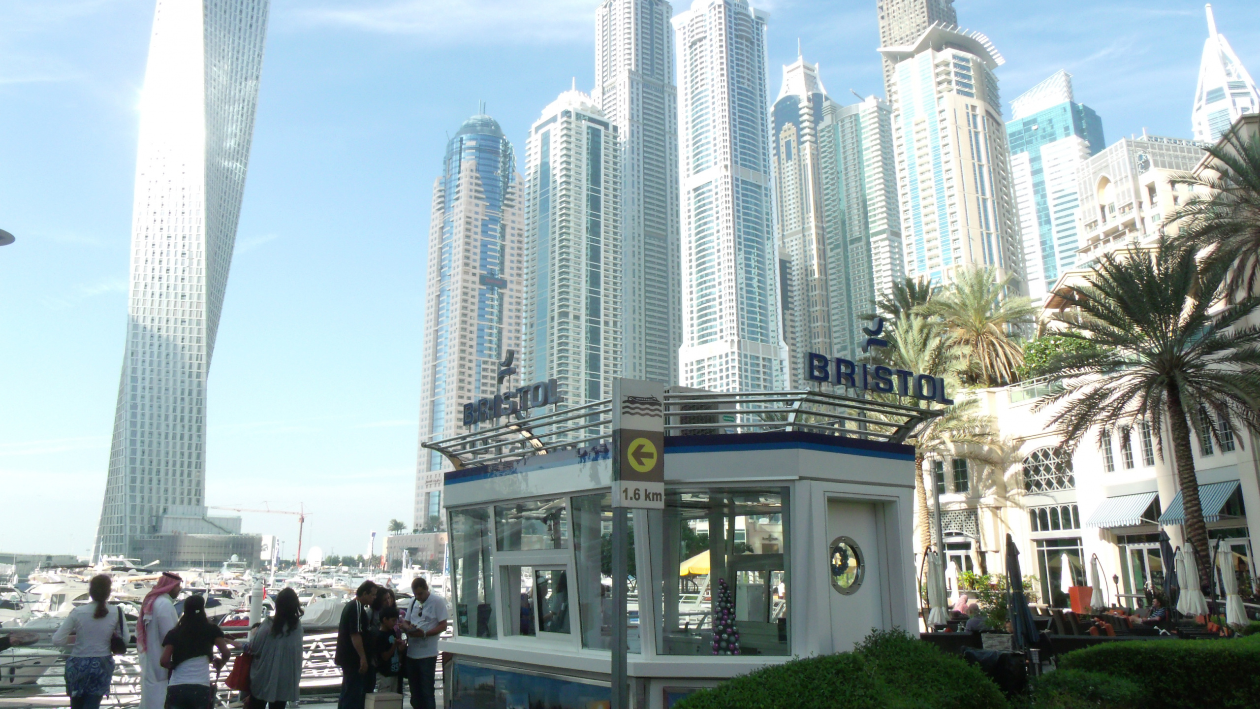 Обои небоскреб, вышка, дневное время, башня, город в разрешении 2560x1440