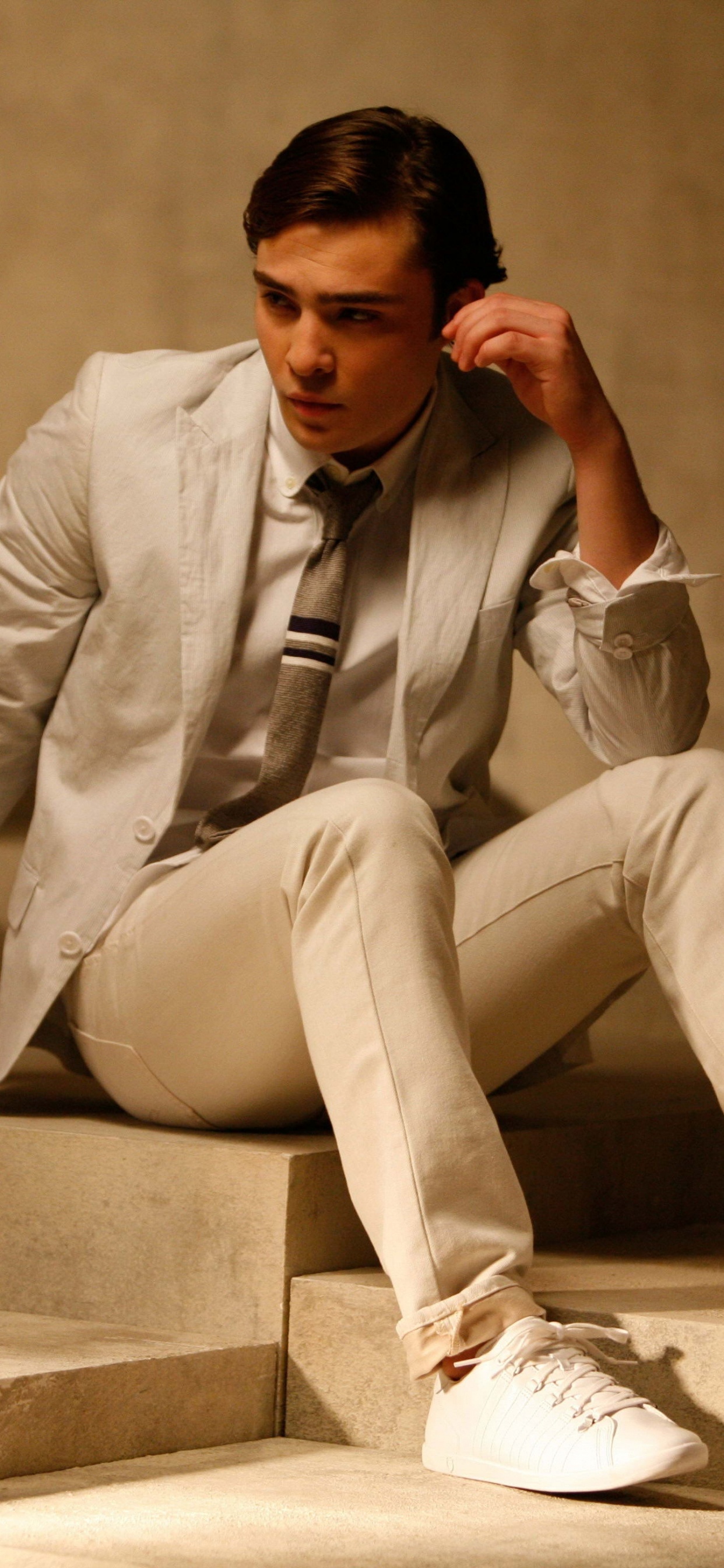 Обои Эд Вествик, Сплетница, Чак Басс, башмак, сидящий в разрешении 1242x2688