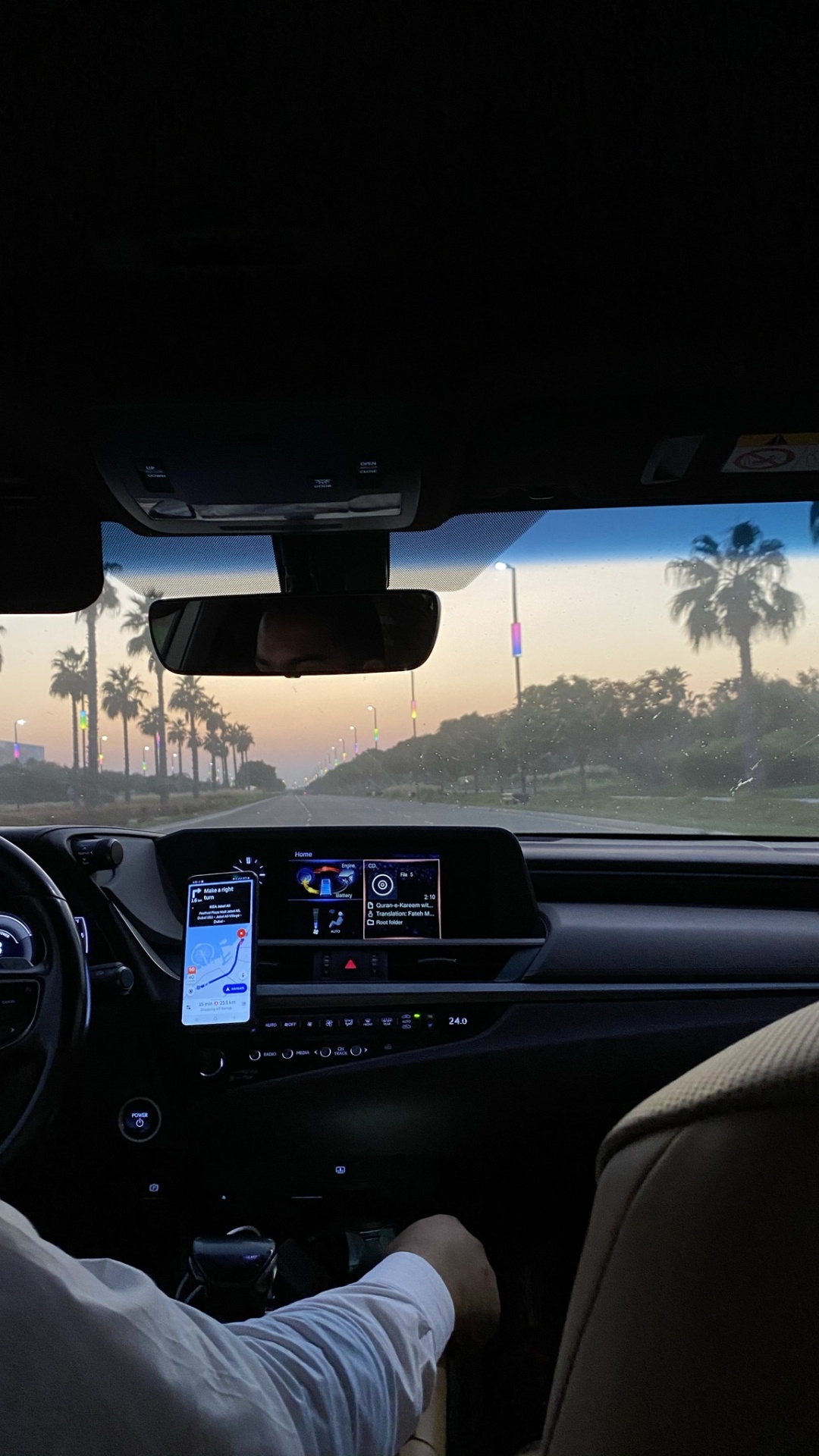 Обои семейный автомобиль, Король, рулевое колесо, рулевой часть, автомобильное зеркало в разрешении 1080x1920