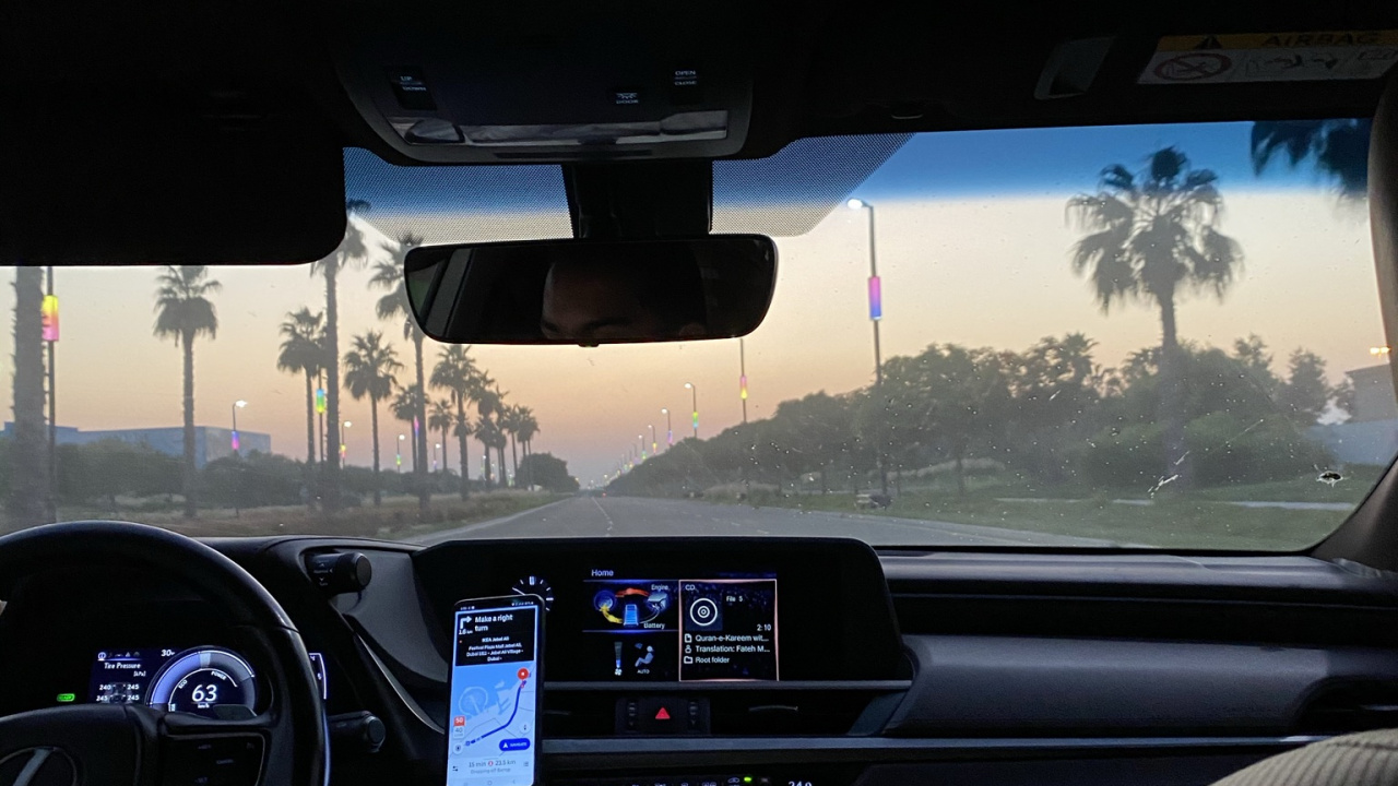 Обои семейный автомобиль, Король, рулевое колесо, рулевой часть, автомобильное зеркало в разрешении 1280x720