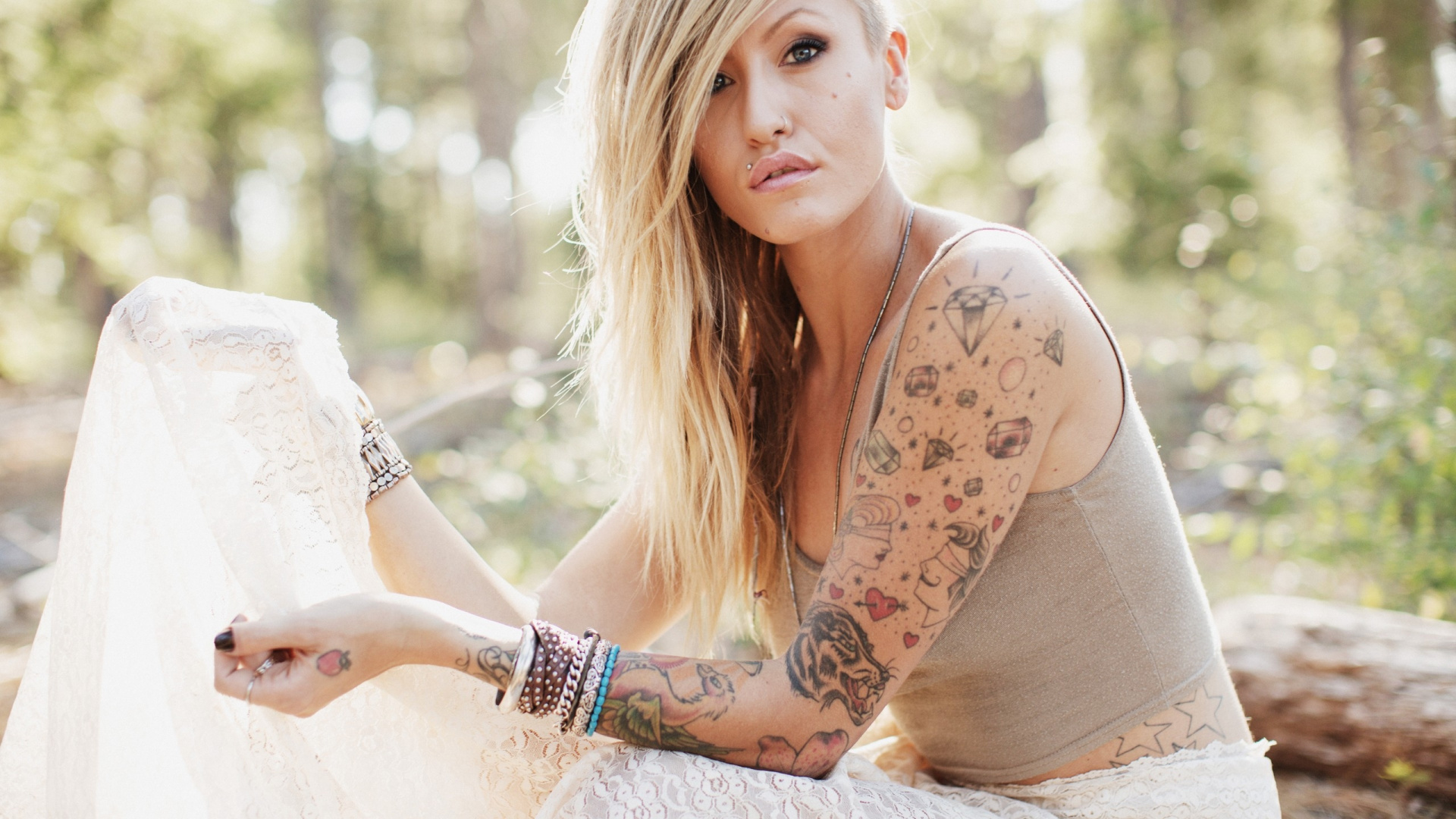 Обои блондин, красота, волосы, рука, плечо в разрешении 1920x1080