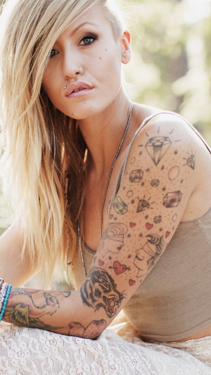 Обои блондин, красота, волосы, рука, плечо в разрешении 720x1280