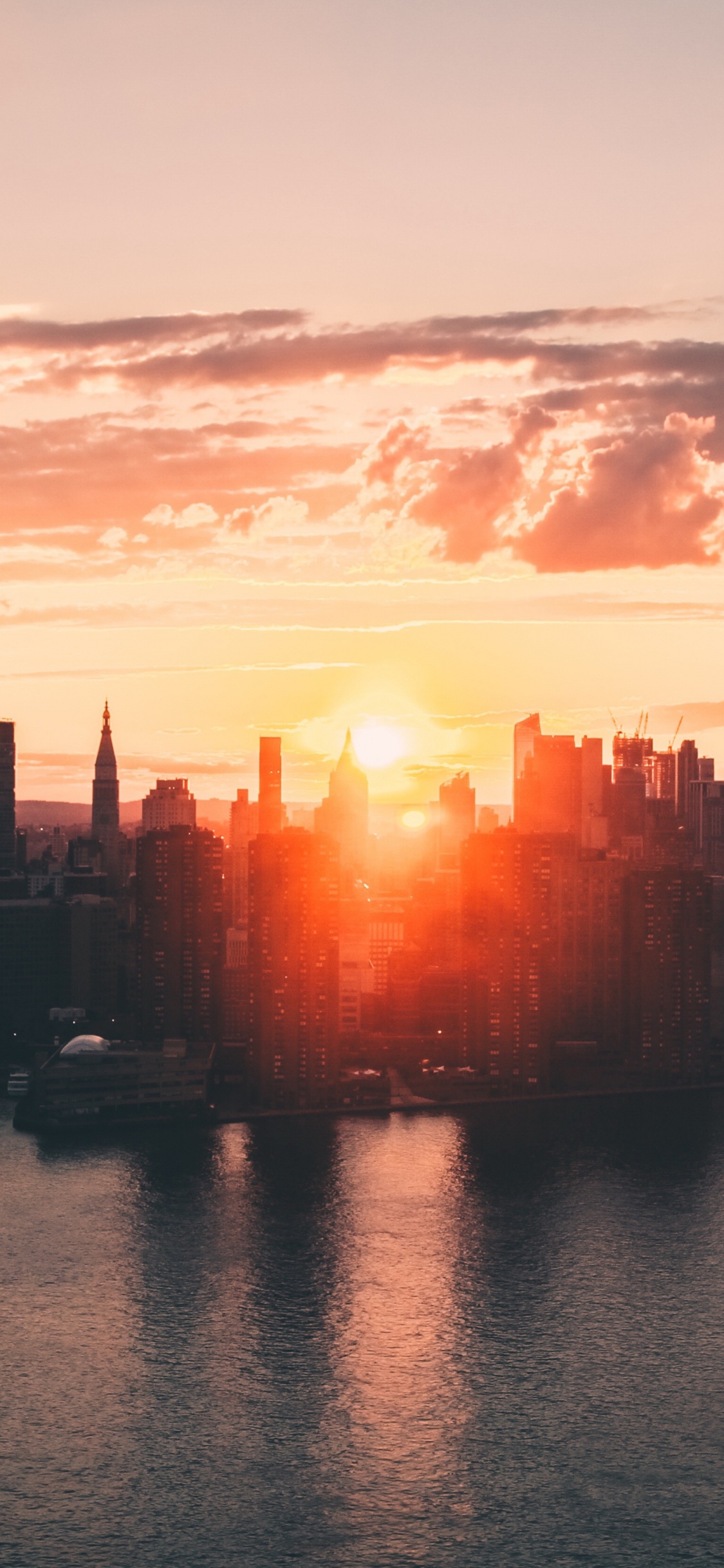 Обои Парк передатчиков WNYC, силуэт, вода, облако, здание в разрешении 1125x2436