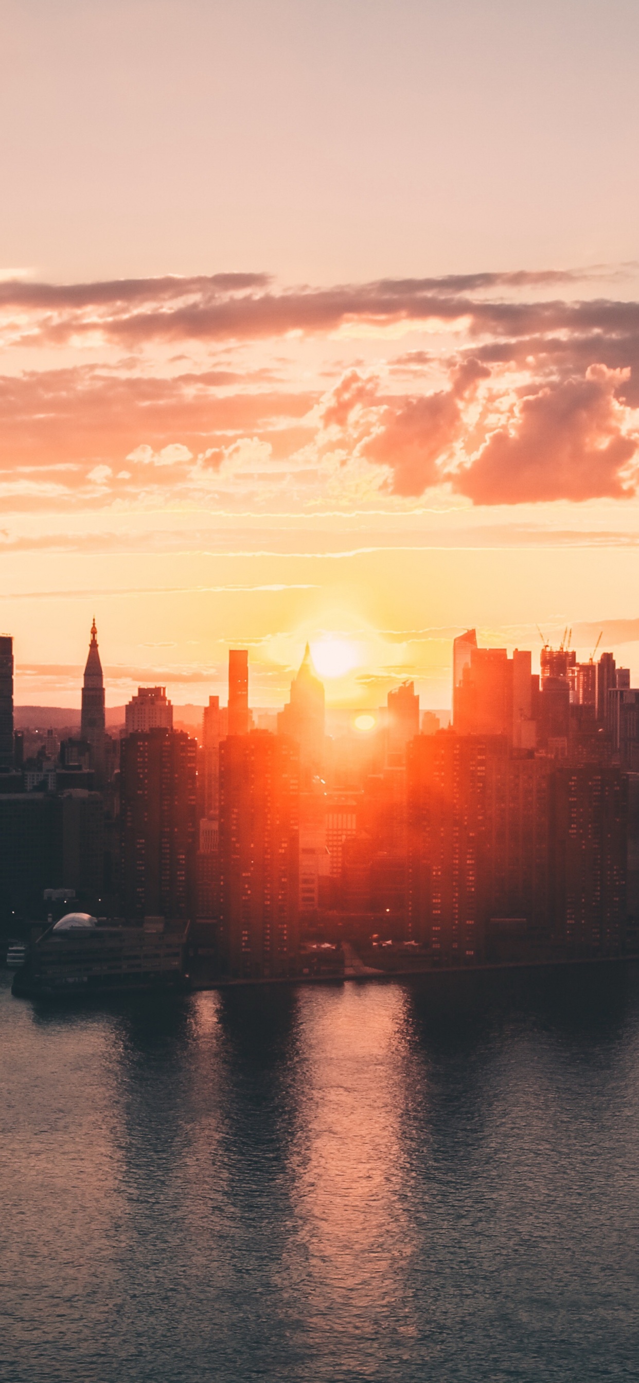 Обои Парк передатчиков WNYC, силуэт, вода, облако, здание в разрешении 1242x2688