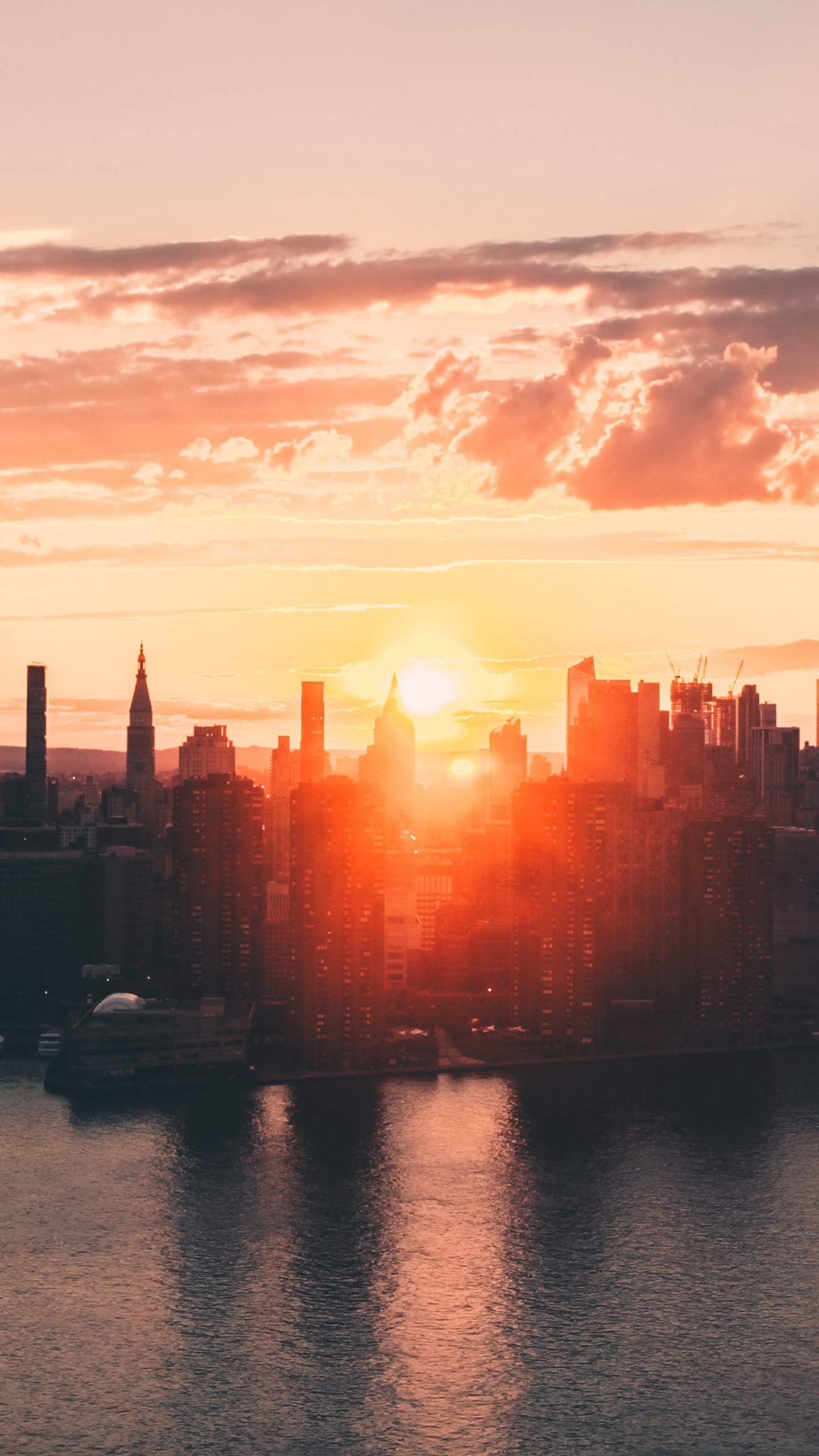 Обои Парк передатчиков WNYC, силуэт, вода, облако, здание в разрешении 1440x2560