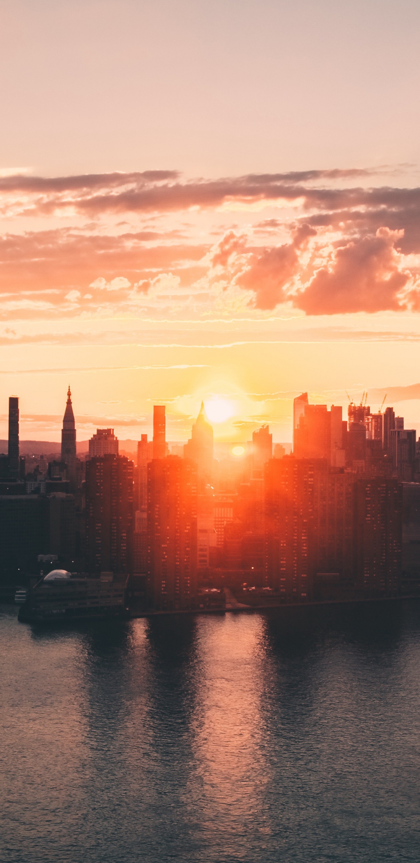 Обои Парк передатчиков WNYC, силуэт, вода, облако, здание в разрешении 1440x2960