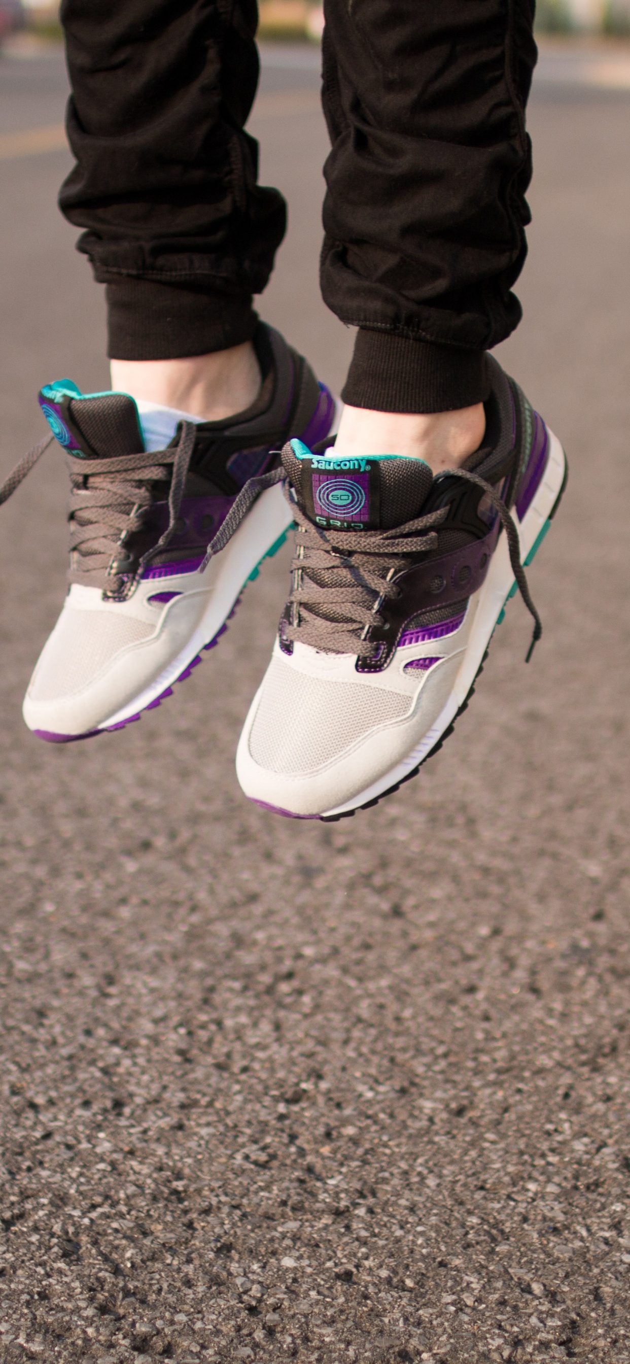 Обои лодыжка, человеческая нога, кеды, сустав, асфальт в разрешении 1242x2688