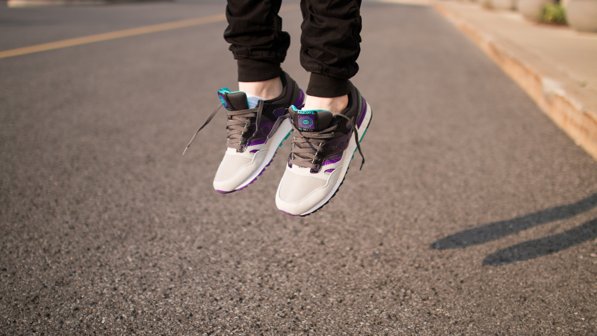 Обои лодыжка, человеческая нога, кеды, сустав, асфальт в разрешении 1920x1080