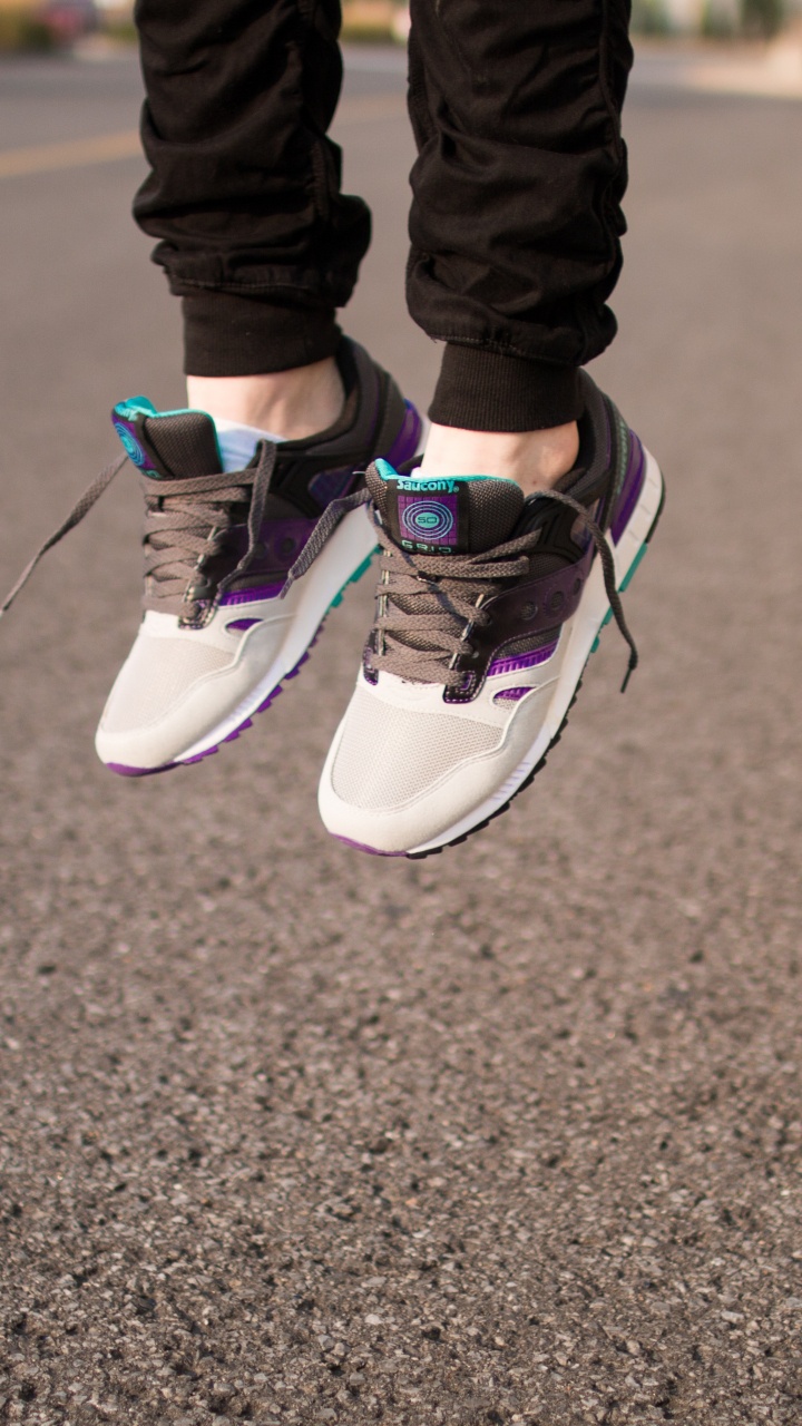 Обои лодыжка, человеческая нога, кеды, сустав, асфальт в разрешении 720x1280