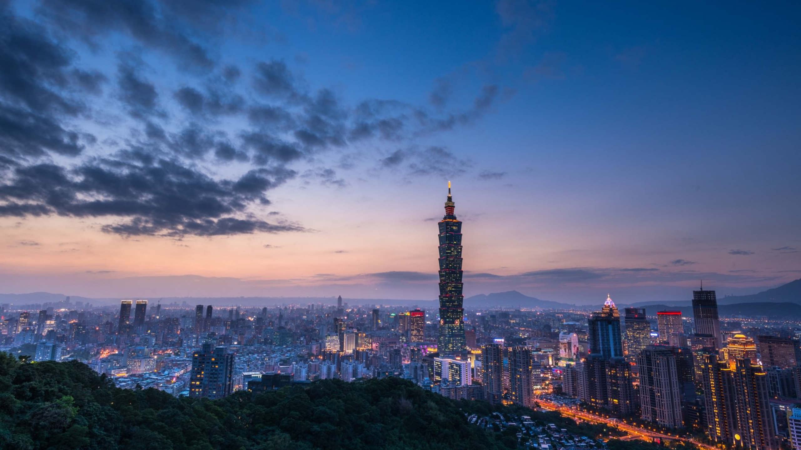 Обои городской пейзаж, город, городской район, небоскреб, дневное время в разрешении 2560x1440