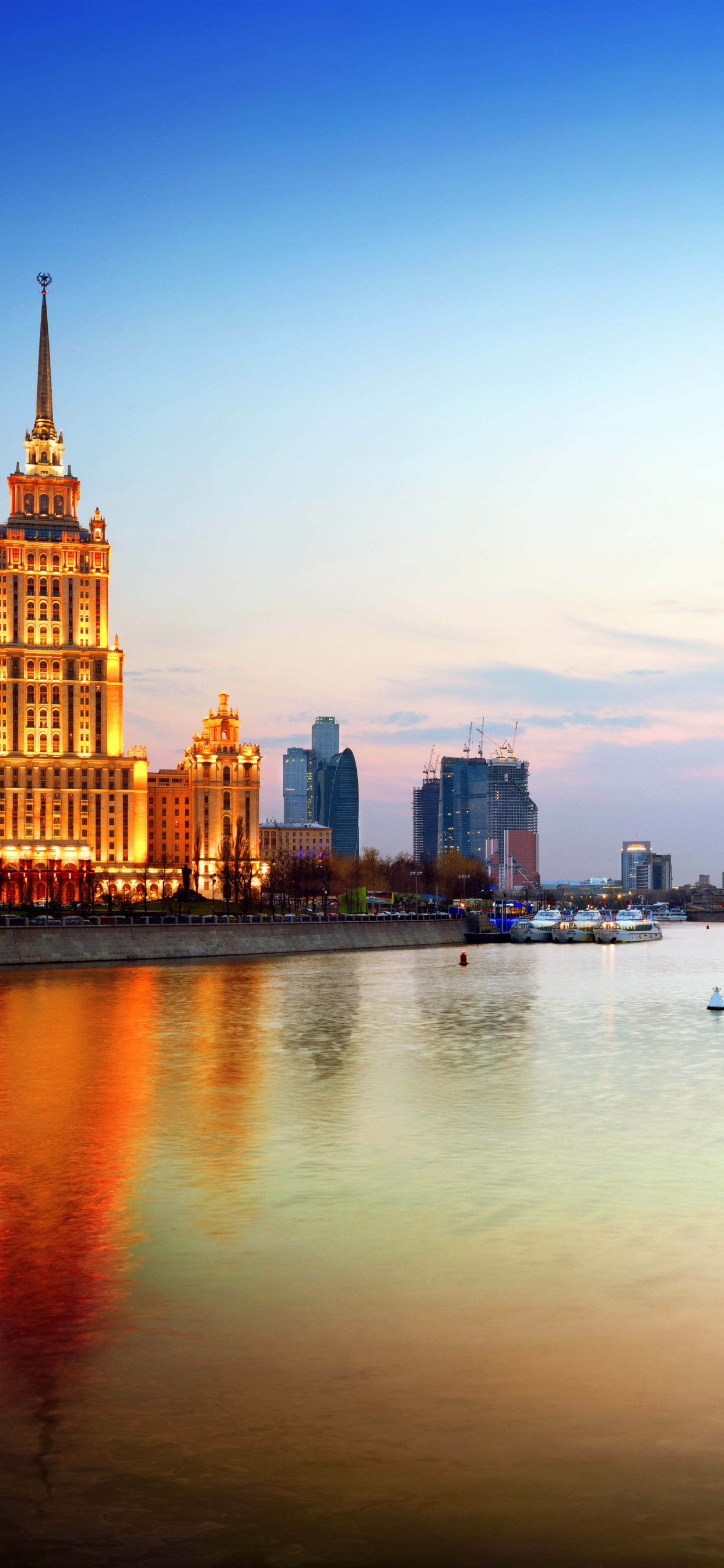 Обои Москва-река, четыре сезона отель Москва, город, городской пейзаж, линия горизонта в разрешении 1242x2688