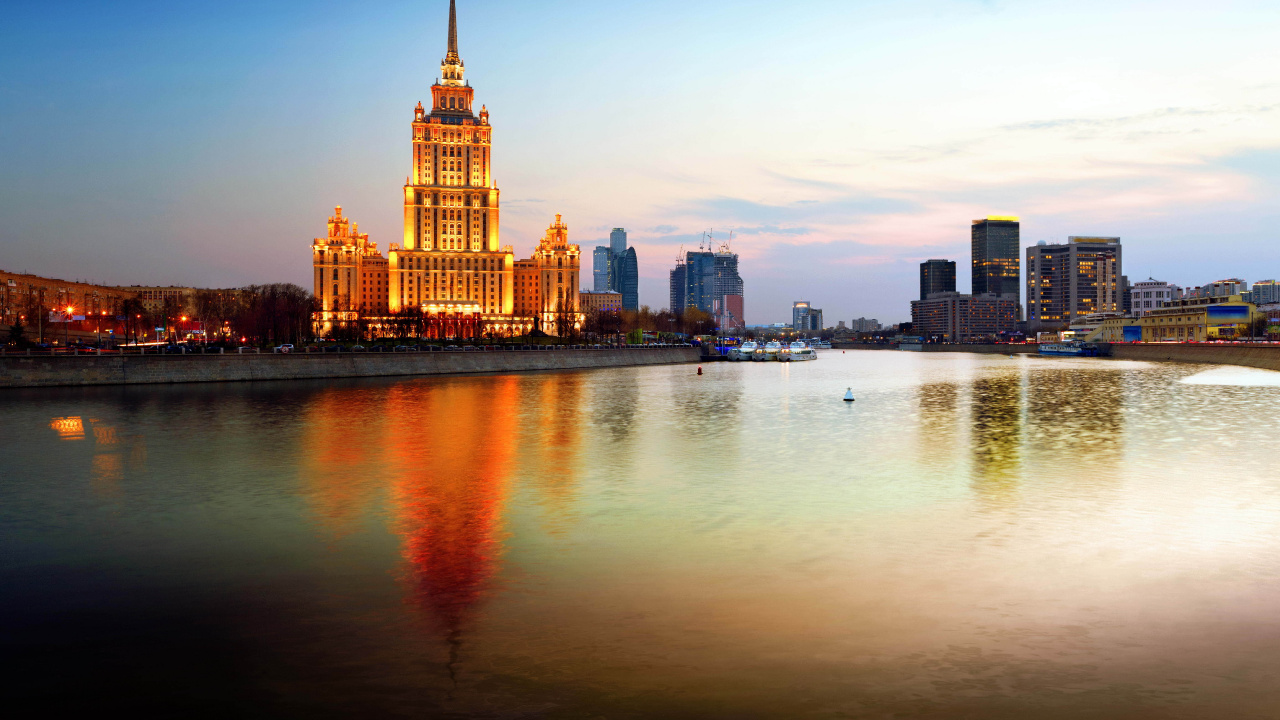 Обои Москва-река, четыре сезона отель Москва, город, городской пейзаж, линия горизонта в разрешении 1280x720