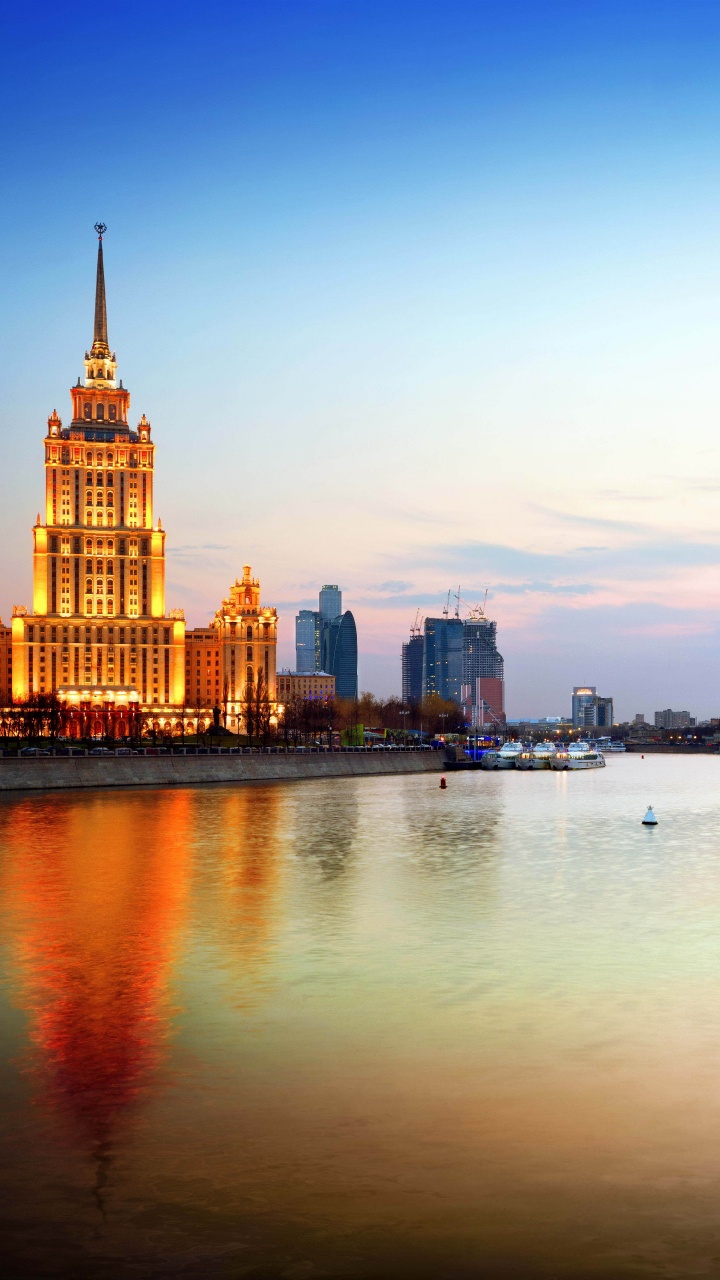 Обои Москва-река, четыре сезона отель Москва, город, городской пейзаж, линия горизонта в разрешении 720x1280