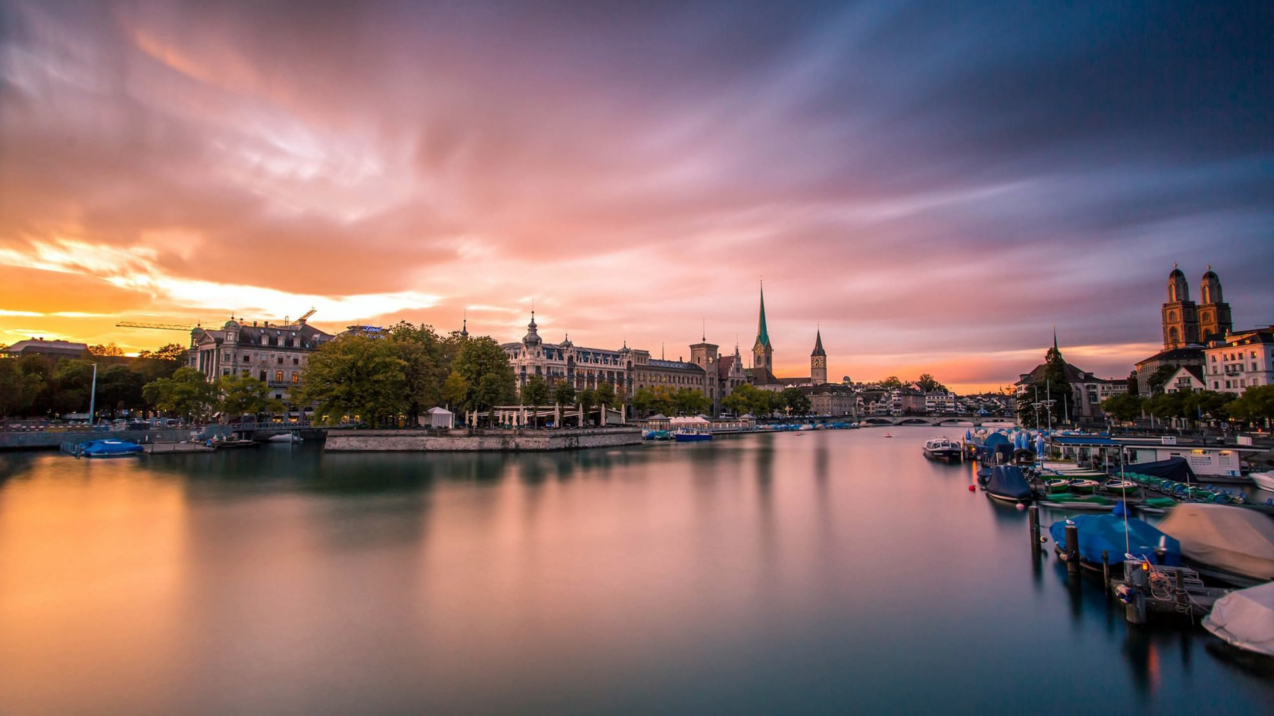 Обои городской пейзаж, город, реки, отражение, вода в разрешении 2560x1440