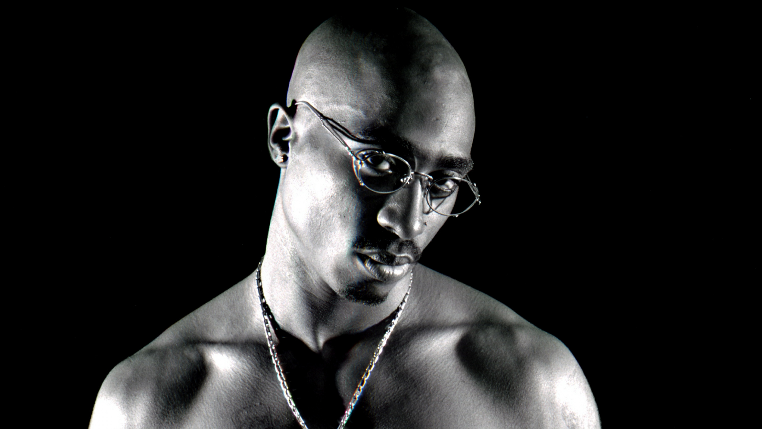 Обои хип хоп музыка, реппер, очки, черный, мышца в разрешении 2560x1440