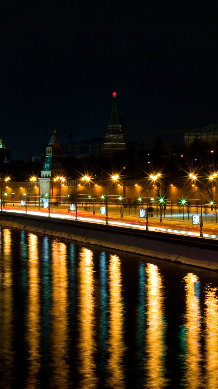 Обои ночь, отражение, вода, ориентир, город в разрешении 750x1334