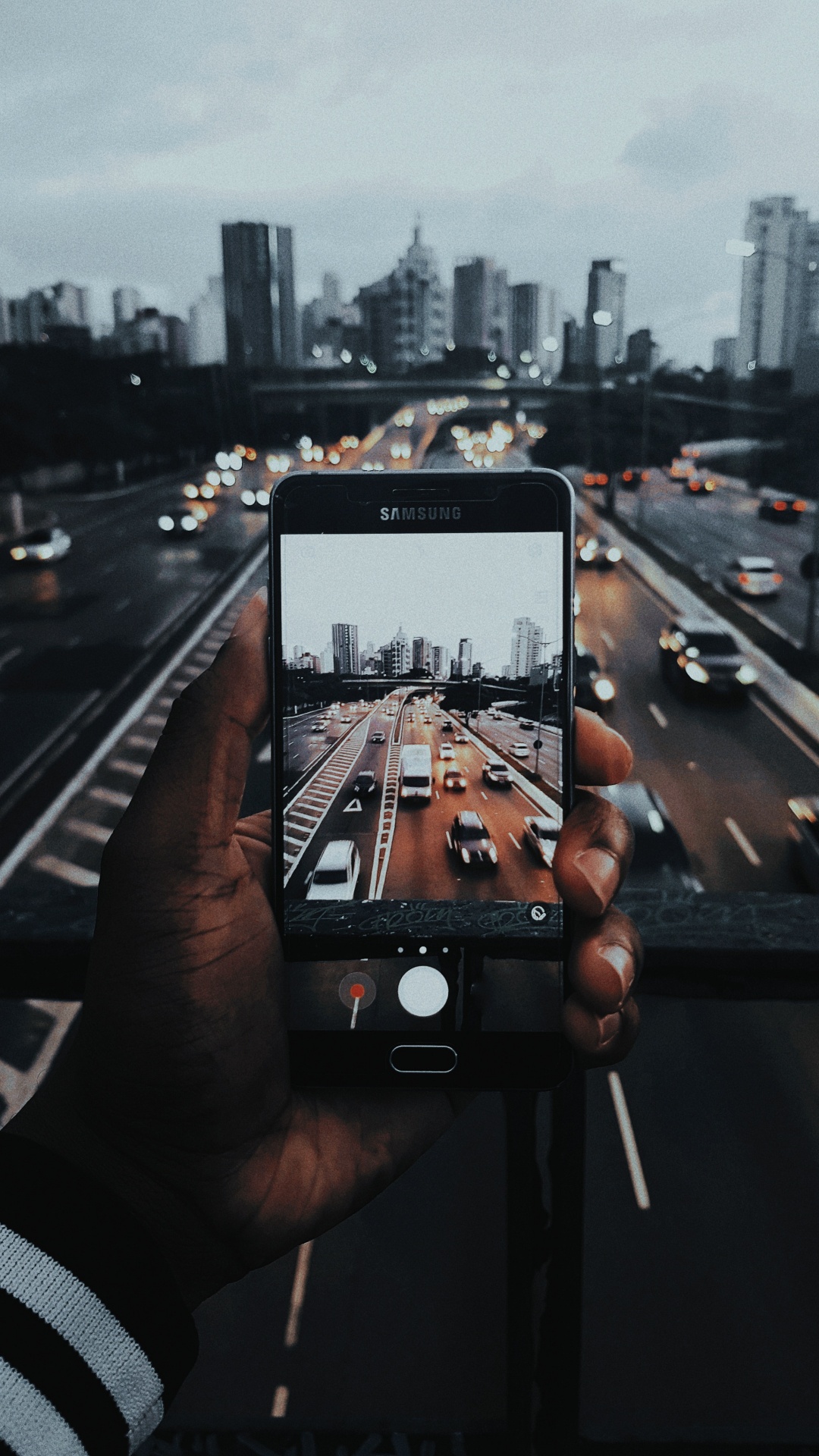 Обои легковые автомобили, облако, здание, инфраструктура, небоскреб в разрешении 1080x1920