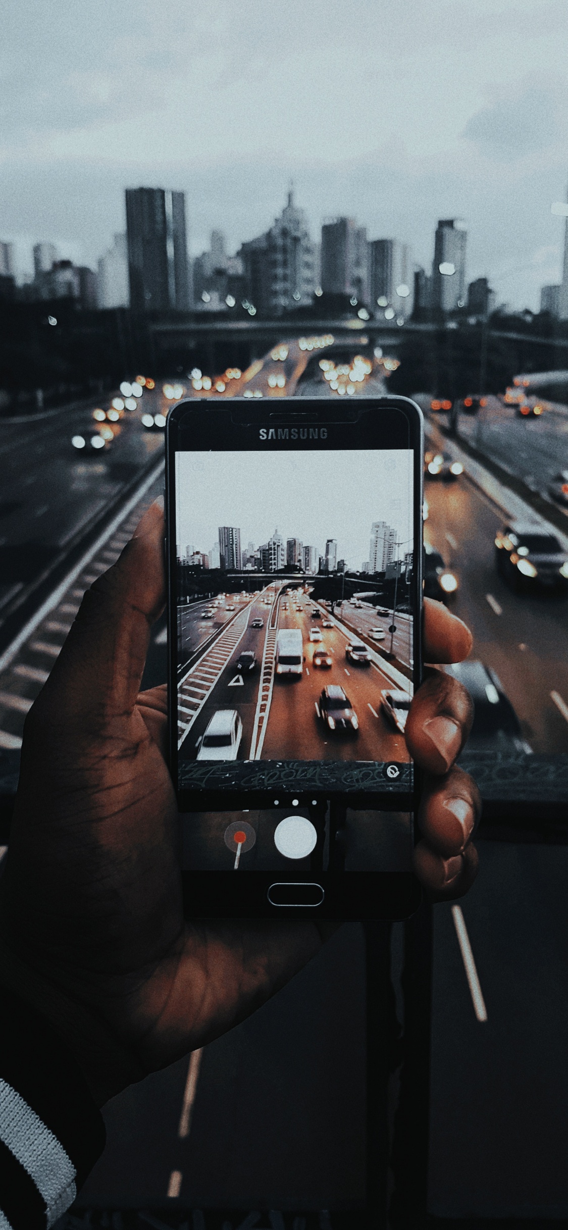 Обои легковые автомобили, облако, здание, инфраструктура, небоскреб в разрешении 1125x2436