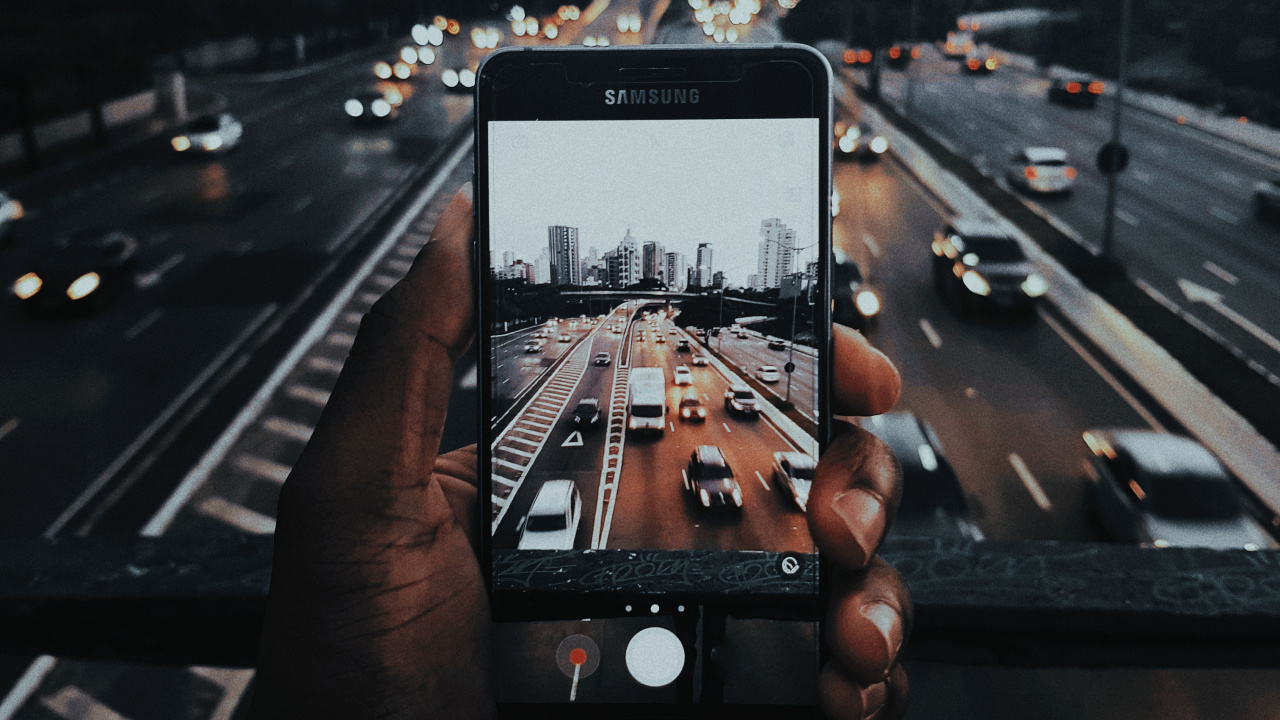 Обои легковые автомобили, облако, здание, инфраструктура, небоскреб в разрешении 1280x720