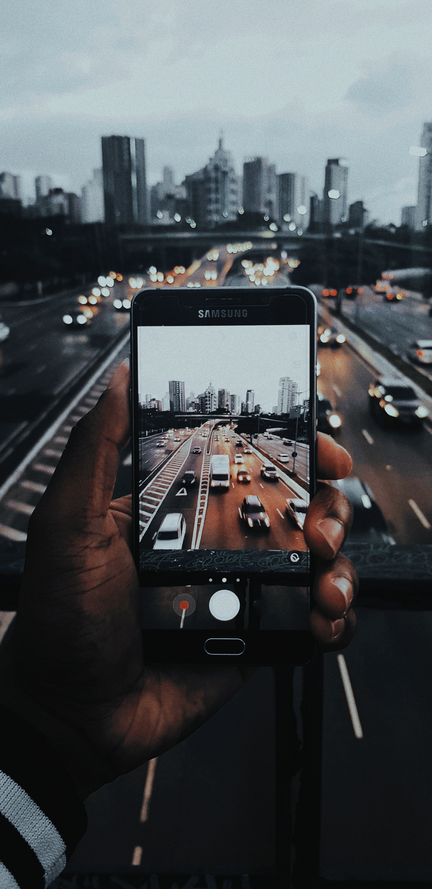 Обои легковые автомобили, облако, здание, инфраструктура, небоскреб в разрешении 1440x2960