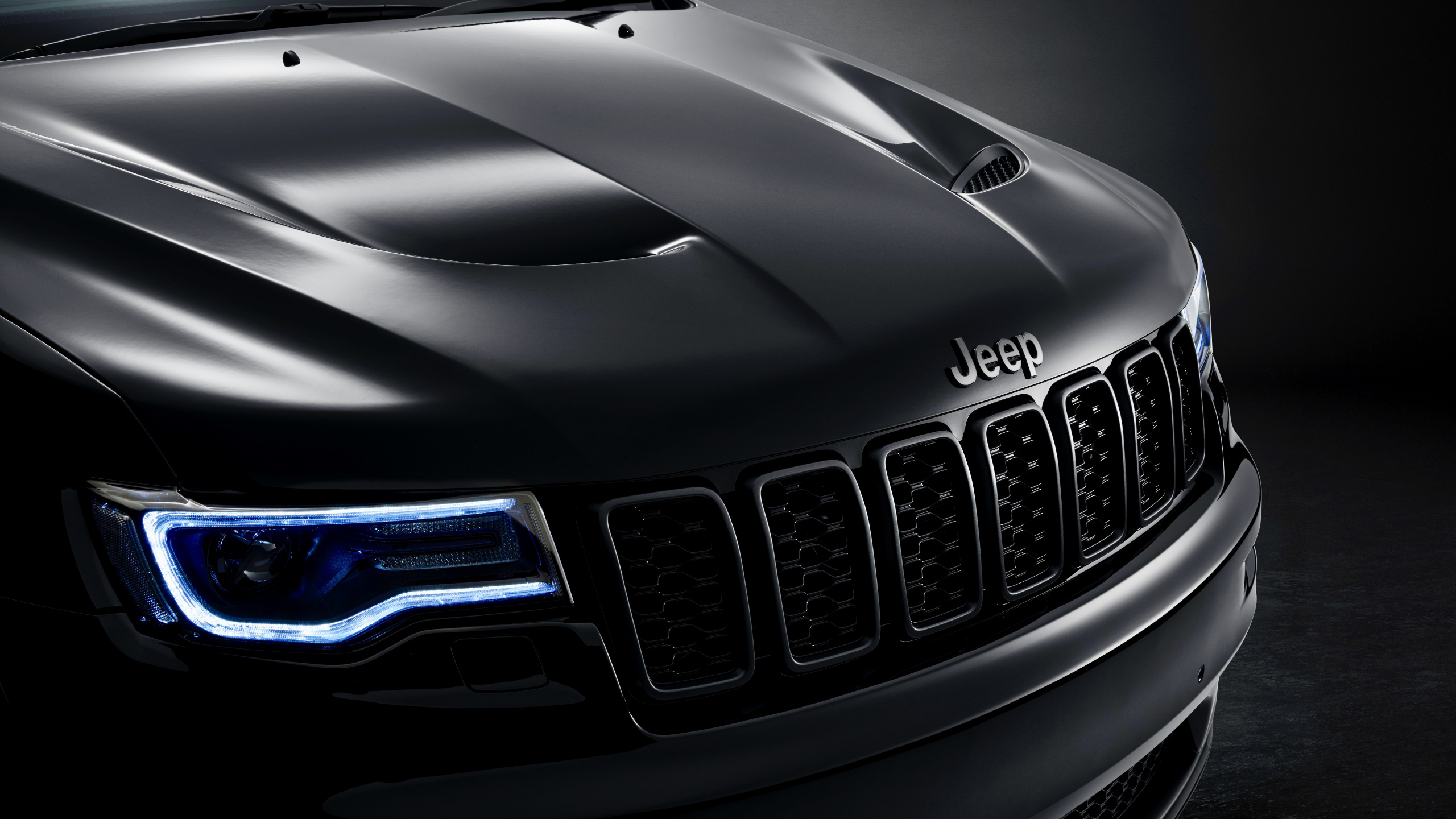 Обои Автомобильные противотуманные фары, Джип Чероки, 2019 Джип Гранд Чероки, jeep wrangler, Логотип Джип в разрешении 2560x1440