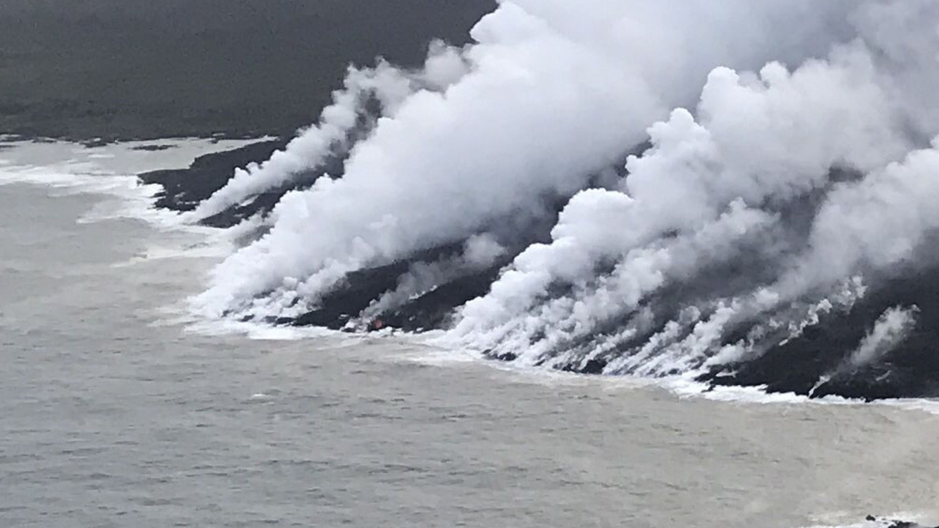 Обои волна, вулкан, лава, облако, море в разрешении 1366x768