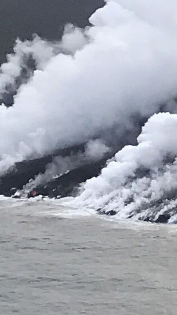 Обои волна, вулкан, лава, облако, море в разрешении 750x1334