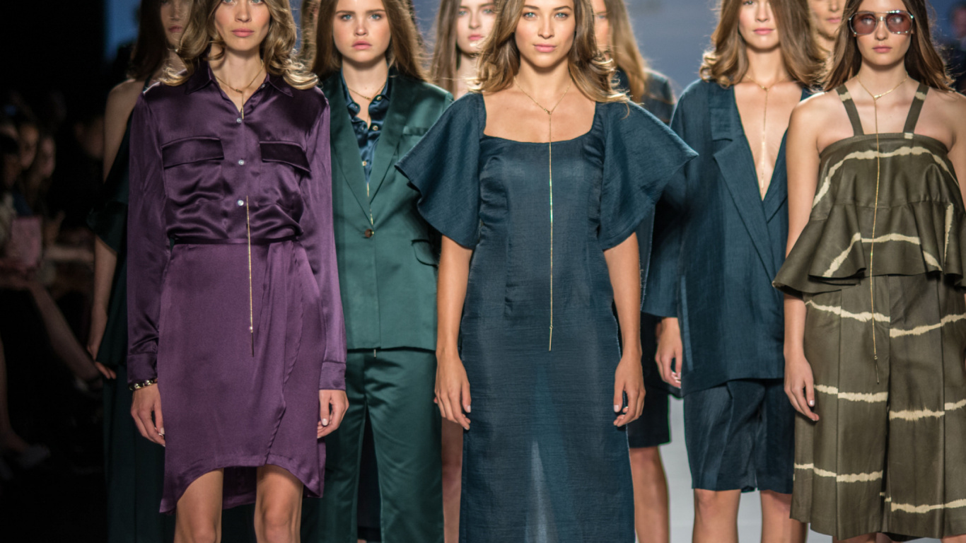 Обои манекенщица, показ мод, модель, дизайн одежды, высокая мода в разрешении 1366x768