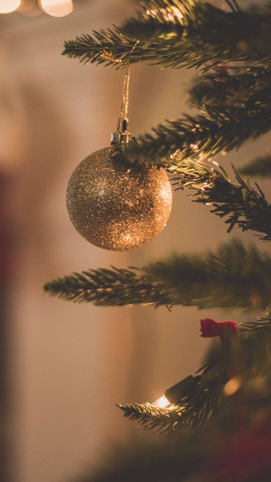 Обои Рождественский день, елка, Рождественские украшения, рождественский орнамент, Рождество и курортный сезон в разрешении 1080x1920