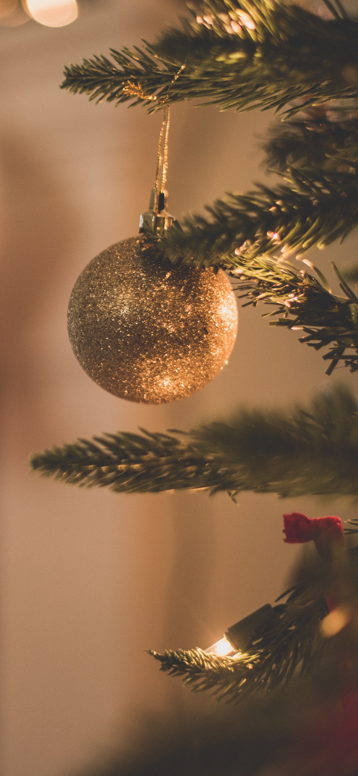 Обои Рождественский день, елка, Рождественские украшения, рождественский орнамент, Рождество и курортный сезон в разрешении 1242x2688