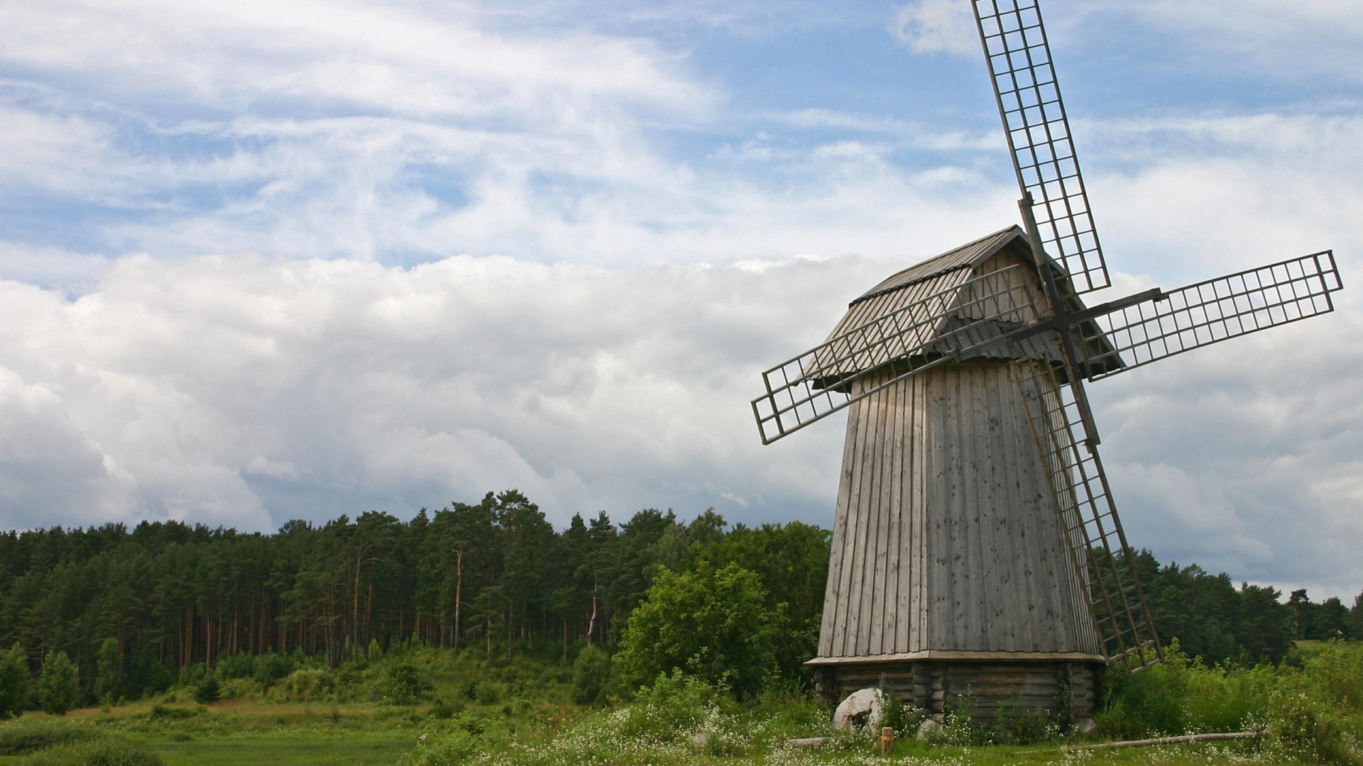 Фото мельницы ветряной на дачном участке