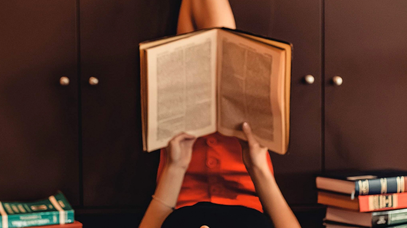 Обои интересная книга, книга, чтение, нога, древесина в разрешении 1366x768