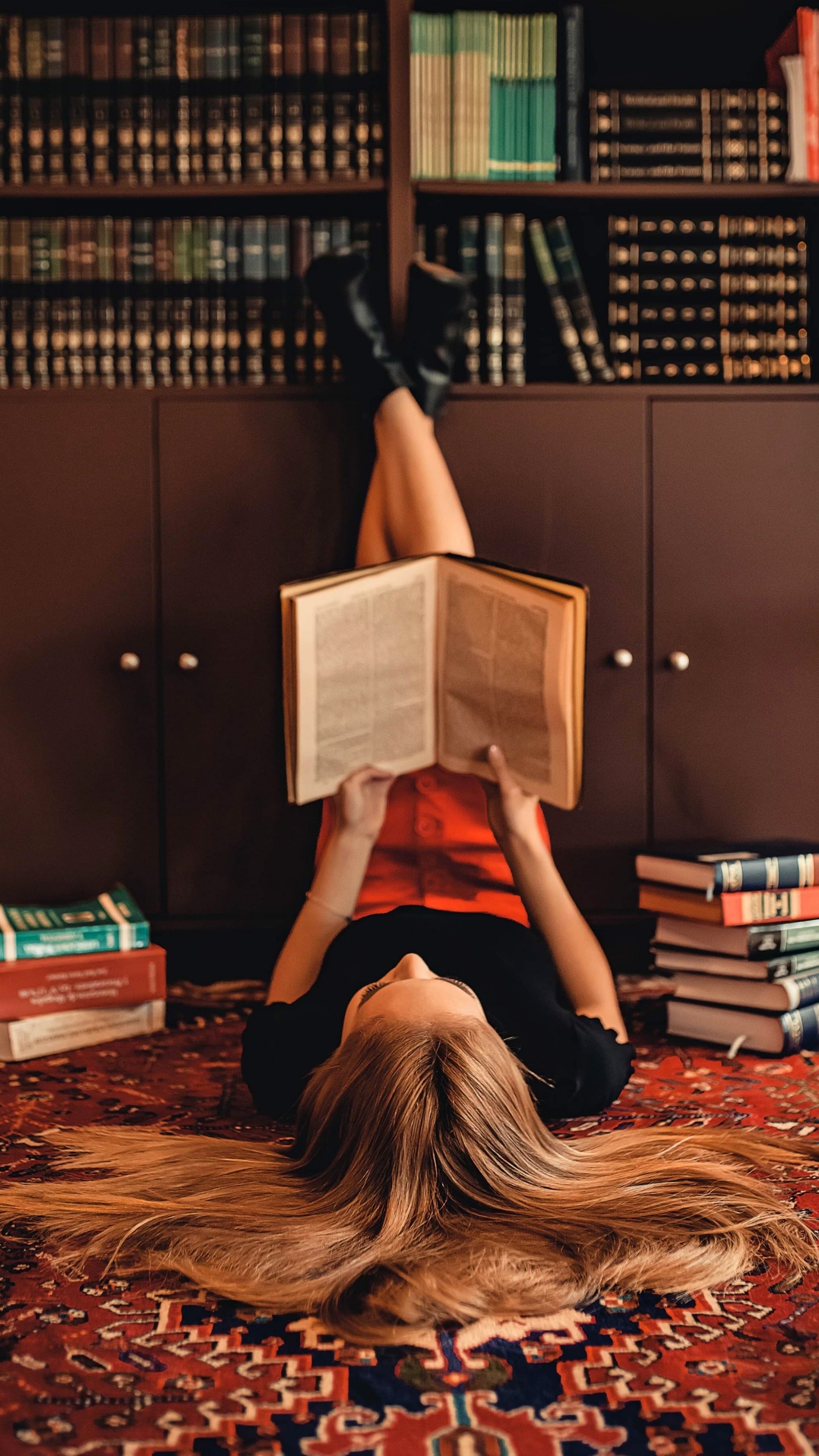 Обои интересная книга, книга, чтение, нога, древесина в разрешении 1440x2560