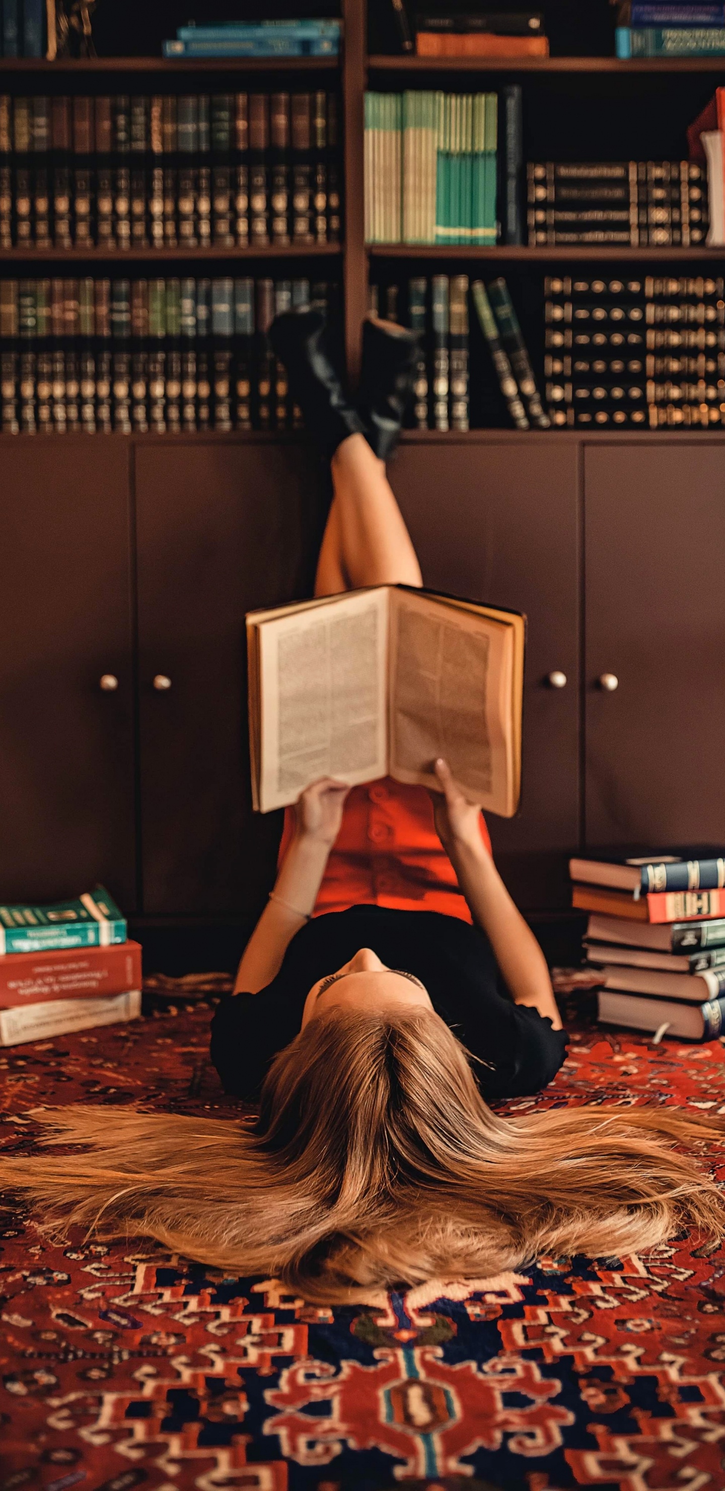 Обои интересная книга, книга, чтение, нога, древесина в разрешении 1440x2960