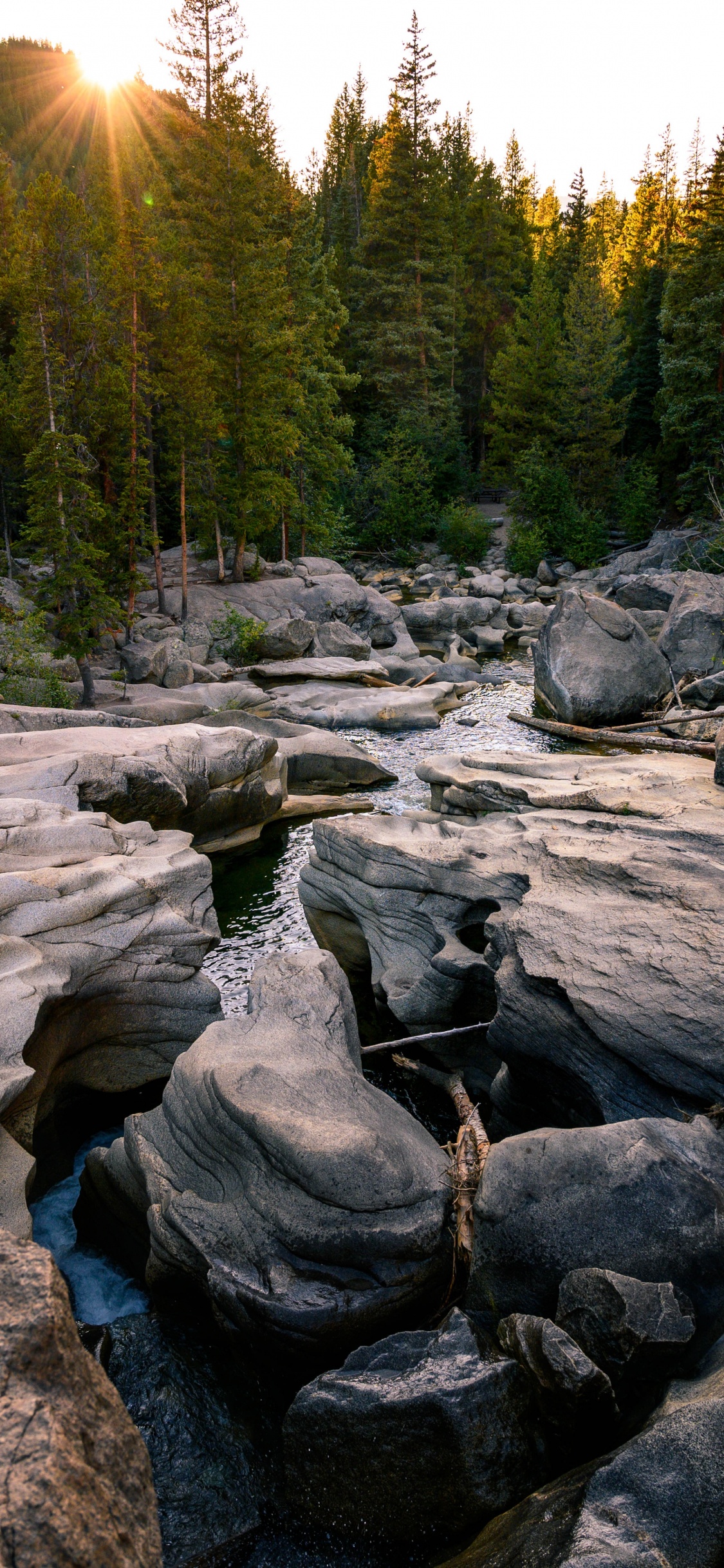 Обои природа, рок, дикая местность, природный ландшафт, вода в разрешении 1125x2436