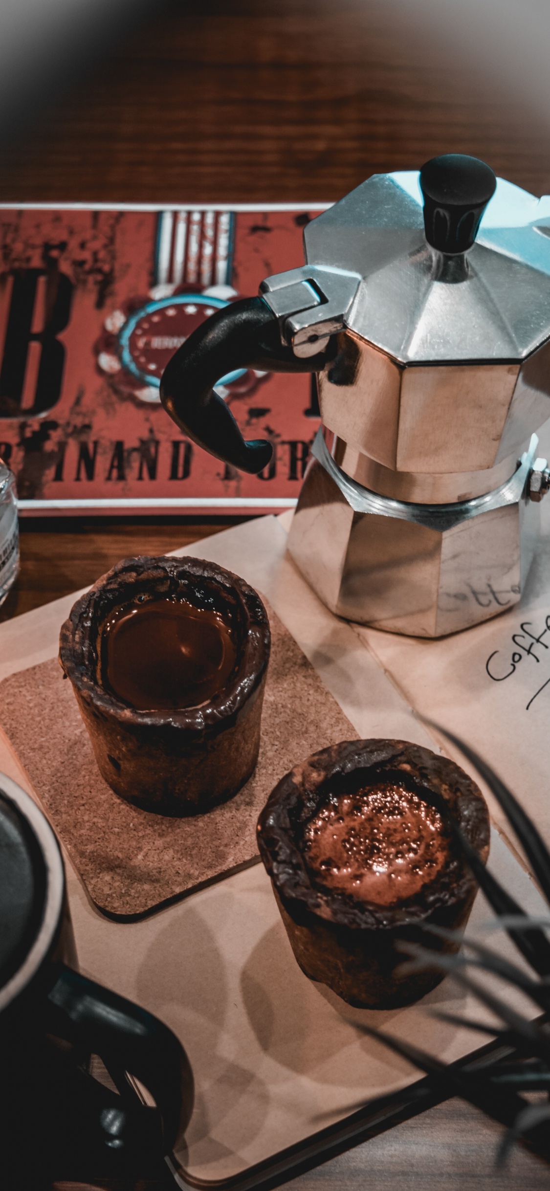 Обои кружка, шоколад, мелодия, кухня, шоколадный торт в разрешении 1125x2436